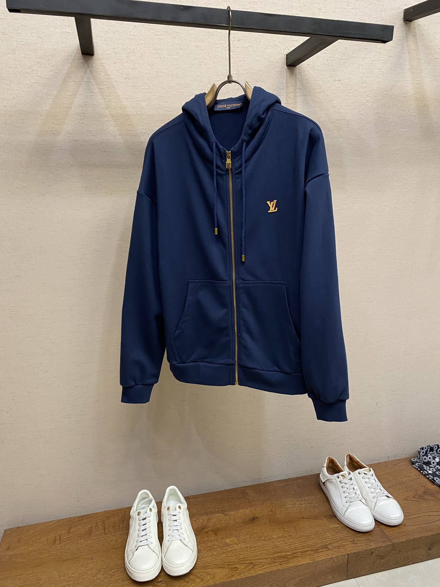 NO:834432,1V, Louis Vuitton leather logo hooded zipper sweatshirt jacket  It is made of imported heavy-weight pure cotton terry fabric, which has a thick and soft texture, feels skin-friendly and warm, and has excellent breathability and anti-wrinkle properties. The upper body is crisp and stylish, and will not easily deform after long-term wear. It is perfect for daily wear in spring and autumn and inner wear in autumn and winter. The classic hooded design is matched with a drawstring of the same color, and the tail of the rope is wrapped with a metallic texture. The elasticity can be adjusted freely, and it is casual and stylish, which can not only protect the head but also add a layer of styling; the door is made of customized metal  The zipper and zipper head are engraved with the brand's LV logo, with a delicate and smooth texture, smooth opening and closing without lag, and the brand's advanced craftsmanship in every detail; the brand's exclusive LV letter leather label is embellished on the left chest, using laser engraving technology.  Sizes S-XL,,louis vuitton,louis vuitton,hoodie,sweatshirts,jackets & coats,hats,198609091V,路易威登字母皮标连帽拉链卫衣外套  采用进口重磅高克重纯棉毛圈面料,质地厚实软糯,触感亲肤保暖,兼具出色的透气性与抗皱性,上身挺括有型,久穿不易变形,完美适配春秋日常穿搭与秋冬内搭；经典连帽设计,搭配同色系抽绳,绳尾做金属质感包边处理,可自由调节松紧,随性有型,既能为头部提供防护又增添造型层次；门襟采用定制金属拉链,拉链头镌刻品牌LV标识,质感细腻顺滑,开合顺畅不卡顿,细节处彰显品牌高级工艺；左胸位置点缀品牌专属LV字母皮标,采用激光雕刻工艺,纹理清晰立体,针脚细密工整,既强化了品牌辨识度,又为简约衣身增添了细节质感；下摆与袖口做罗纹收边设计,弹性十足,贴合身形不紧绷,有效锁温防风. 尺码S-XL,,louis vuitton,louis vuitton,hoodie,sweatshirts,jackets & coats,hats,,Men's clothing