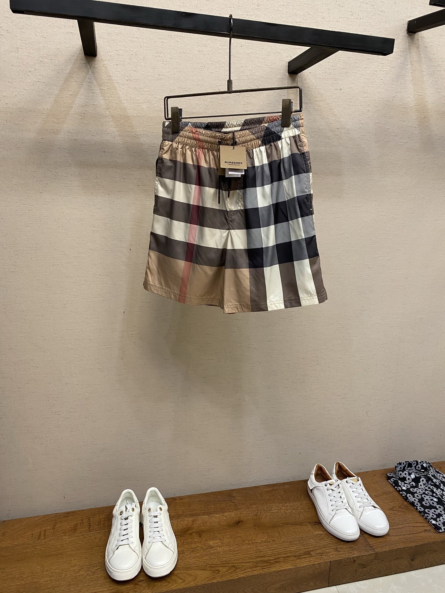 NO:834428,BBR, classic plaid beach shorts fabric selection  It is made of high-density polyester fiber fabric, which has been treated with a shaping process to say goodbye to the pain points of being easy to wrinkle and deform. At the same time, polyester fiber has excellent moisture absorption and moisture conduction properties. The micro-breathable structure on the surface can quickly discharge moisture from the body surface. After sweating during exercise, it can be dry and non-sticky in a short time, saying goodbye to the embarrassment of hot and sticky legs. Its wear-resistant and tear-resistant properties are also relatively excellent. It is not easy to pill or snag after daily friction and washing many times. It does not collapse for a long time and can maintain a neat fit for a long time.  Customized digital plaid uses high-precision digital printing technology to accurately restore the yellow, black, and red multi-color layers of the classic plaid. Each line is clear and neat, with no smearing or misalignment. The gradient transition of the plaid is natural and soft. With high-temperature color fixation technology, the printing is deeply integrated with the fabric fibers. It is not easy to fade or crack during daily washing and friction, and the bright color of the plaid can still be maintained after repeated wear and washing. Details  The inner lining is made of high-elastic breathable mesh. The mesh structure can quickly wick away moisture and sweat, avoiding the sticky feeling of the fabric against the skin after sweating. It has its own 'air circulation channel' to keep you fresh and not stuffy even in hot weather. Sewing details  The whole trousers are made of the same color double-thread seaming process. The stitching is even and fine, and the stitch spacing is consistent. The trousers edges, pocket openings, waistbands and other parts that are prone to friction have been reinforced to prevent the threads from opening or falling off after repeated wear and washing. The details are processed to show the craftsmanship. Size S-XL,,19860909BBR,经典格纹沙滩裤 面料选择 采用高密聚酯纤维面料,经过定型工艺处理之后,告别易皱、易变形的痛点,同时聚酯纤维自带优异的吸湿导湿属性,表面的微透气结构能快速排出体表湿气,运动出汗后,短时间即可干爽不黏腻,告别闷热黏腿的尴尬.其耐磨抗撕裂性能也相对优异,日常摩擦、水洗多次后依旧不易起球、不易勾丝,久穿不塌,能长久保持利落版型.  定制数码格纹 通过高精度数码喷印技术,精准还原经典格纹的黄、黑、红多色层次,每一条线条都清晰利落,无晕染、无错位,格纹的渐变过渡自然柔和,搭配高温固色工艺,印花与面料纤维深度结合,日常水洗、摩擦不易掉色、不易开裂,反复穿洗依旧能保持格纹的鲜亮色彩. 细节 内衬采用高弹透气网布,网眼结构能快速导湿排汗,避免出汗后面料贴肤的黏腻感,自带“空气流通通道”,闷热天气也能保持清爽不闷裆. 缝纫细节 全裤采用同色系双线锁边工艺,走线均匀细密,针脚间距一致,裤边、袋口、腰头等易摩擦部位都做了加固处理,反复穿洗不易开线、不易脱边,细节处理尽显工艺质感. 尺码S-XL,,,Men's clothing