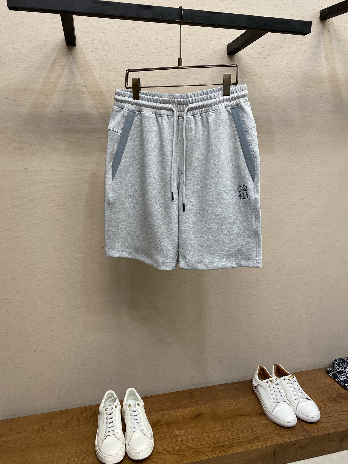 NO:834442,BC, men's casual shorts, the latest upper body style is invincible!  You can definitely close your eyes and close your eyes. This type of pants is very versatile and has an elastic waist. It can be worn in daily work and outdoor sports. It is the perfect combination of fashion, leisure and outdoor sports, so it is your best choice whether you wear it daily or outdoors. Extreme comfort and quick perspiration are the most popular focus, improving the wearing comfort. It is suitable for aerobic exercise and cross-country running. This type of running casual pants has an extremely wide range of applications, allowing you to naturally maintain your love for sports in the summer, and can also be worn in leisure life.  Size S-2xl,,shorts,19860909BC,男士休闲短裤 最新款上身版型无敌正！ 绝对可以闭眼收的一款 此款裤子非常百搭,弹力腰围,日常上班 户外运动都可以穿着,是时尚休闲与户外运动的完美结合,所以无论您平时穿或者户外穿都是您的最佳选择. 极致舒适和快速排汗是备受青睐的重点,提升穿着舒适度,适合有氧运动和越野跑条件下穿着,此款是一件适用范围极其广泛的跑步休闲裤,让你在夏天自然可以保持对运动热爱,也可以在休闲生活中穿着 尺码S-2xl,,shorts,,Men's clothing