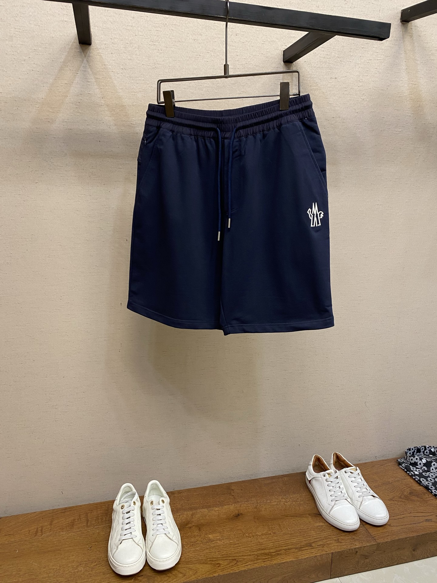 NO:834450,Moncler, men's casual shorts, the latest upper body style is invincible!  You can definitely close your eyes and close your eyes. This type of pants is very versatile and has an elastic waist. It can be worn in daily work and outdoor sports. It is the perfect combination of fashion, leisure and outdoor sports, so it is your best choice whether you wear it daily or outdoors. Extreme comfort and quick perspiration are the most popular focus, improving the wearing comfort. It is suitable for aerobic exercise and cross-country running. This type of running casual pants has an extremely wide range of applications, allowing you to naturally maintain your love for sports in the summer, and can also be worn in leisure life.  Size S-2xl,,shorts,19860909Moncler,男士休闲短裤 最新款上身版型无敌正！ 绝对可以闭眼收的一款 此款裤子非常百搭,弹力腰围,日常上班 户外运动都可以穿着,是时尚休闲与户外运动的完美结合,所以无论您平时穿或者户外穿都是您的最佳选择. 极致舒适和快速排汗是备受青睐的重点,提升穿着舒适度,适合有氧运动和越野跑条件下穿着,此款是一件适用范围极其广泛的跑步休闲裤,让你在夏天自然可以保持对运动热爱,也可以在休闲生活中穿着 尺码S-2xl,,shorts,,Men's clothing