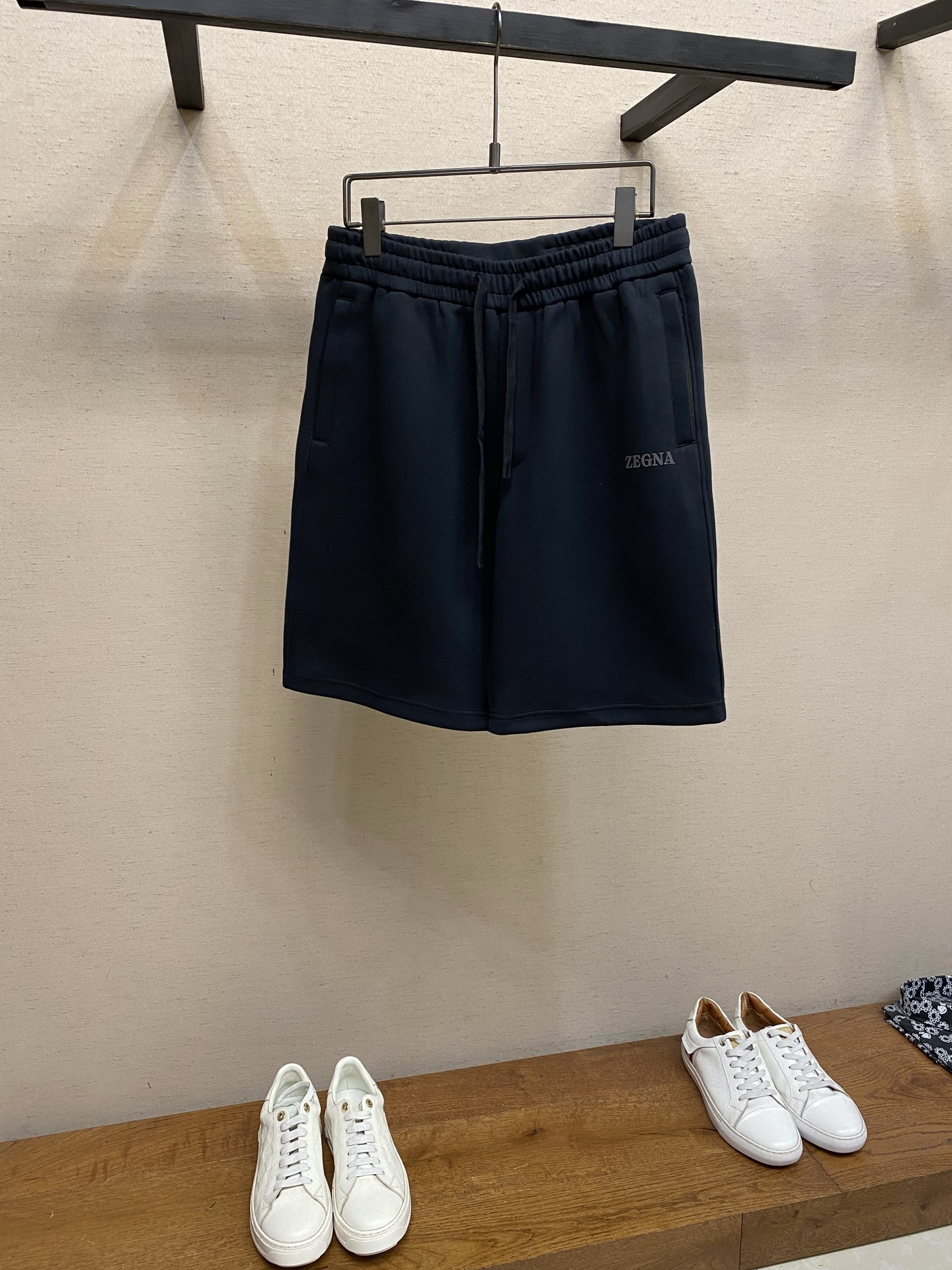 NO:834456,Zzegna, men's casual shorts, the latest upper body style is invincible!  You can definitely close your eyes and close your eyes. This type of pants is very versatile and has an elastic waist. It can be worn in daily work and outdoor sports. It is the perfect combination of fashion, leisure and outdoor sports, so it is your best choice whether you wear it daily or outdoors. Extreme comfort and quick perspiration are the most popular focus, improving the wearing comfort. It is suitable for aerobic exercise and cross-country running. This type of running casual pants has an extremely wide range of applications, allowing you to naturally maintain your love for sports in the summer, and can also be worn in leisure life.  Size S-2xl,,shorts,19860909Zzegna,男士休闲短裤 最新款上身版型无敌正！ 绝对可以闭眼收的一款 此款裤子非常百搭,弹力腰围,日常上班 户外运动都可以穿着,是时尚休闲与户外运动的完美结合,所以无论您平时穿或者户外穿都是您的最佳选择. 极致舒适和快速排汗是备受青睐的重点,提升穿着舒适度,适合有氧运动和越野跑条件下穿着,此款是一件适用范围极其广泛的跑步休闲裤,让你在夏天自然可以保持对运动热爱,也可以在休闲生活中穿着 尺码S-2xl,,shorts,,Men's clothing