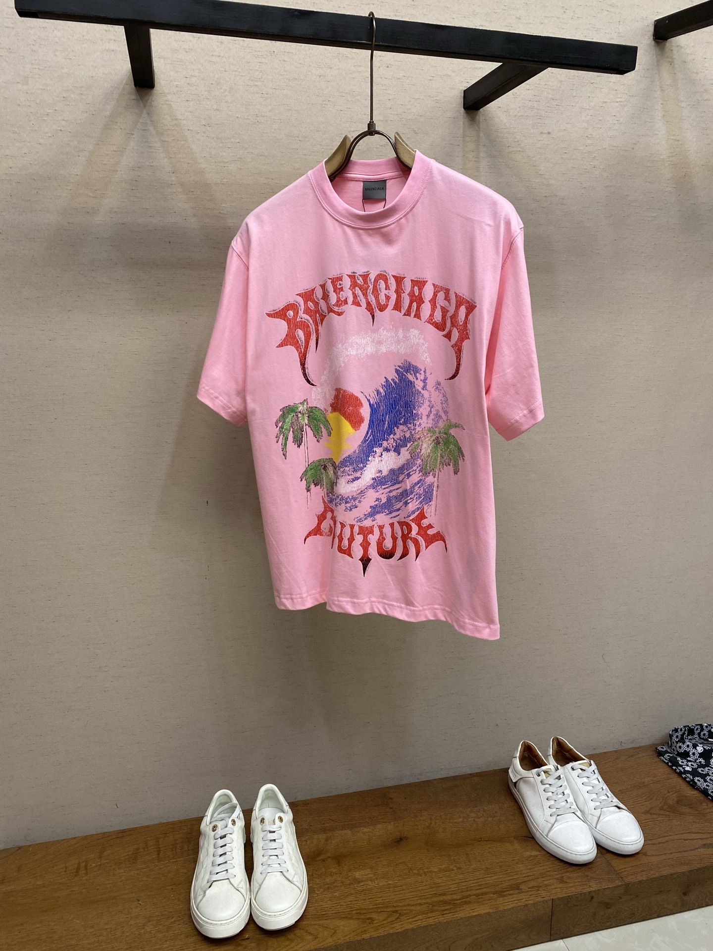 NO:834473,Balenciaga, heat wave print round neck short sleeves, available in black, gray, pink. Original purchase; pure cotton jersey fabric, vintage surfer artwork print on the front, round neck short sleeves, new loose fit, full set of accessories # Pure cotton jersey fabric Made of 24-count special compact cotton plain fabric with a weight of 185g/㎡; 32-count 1×1 rib with a weight of 270g/㎡. The fabric is a medium-thick knit that is both stiff and comfortable. Through compact spinning technology, the fibers are arranged parallel, the yarn body is tight, and the hairiness is significantly reduced. , the surface is smooth and clean. The fabric has only been stretched and shaped by a high-temperature setting machine. It has both stiffness and softness, a moderate drape, and is stylish but not slumped when worn. The collar uses 32 ribs, which is medium to light weight and feels softer and thinner, echoing the looseness of the mid-cut style. # Front decorated with vintage surfer artwork print The slurry crackle printing process is used. The key to this process is to print a special silty crackle slurry on the fabric through a screen. During the drying process, the surface tension of the slurry is uneven, causing the surface layer to stretch and crack, revealing the underlying color, thus forming a unique texture similar to a turtle shell or dry ground. Texture. Different slurries have different shrinkage rates. Powder additives are added to enhance the roughness of the cracks and present a natural visual texture of cracks. The broken beauty brought by the cracks makes the printed pattern have a sense of layering and three-dimensionality. The characteristics are that the cracks are naturally random and the touch is concave and convex. # Round neck short sleeve new loose fit The short sleeves are designed with an oversized version, which is a further enlargement of the loose version. The shoulder line is obviously moved down, showing a significant shoulder drop effect; the bust and hem are greatly widened, the sleeves are wide and full, and the length of the clothing is correspondingly extended, creating an ultimate sense of relaxation and volume. The stiff and drape characteristics of the fabric ensure that the oversized silhouette will not collapse due to wearing, avoiding the problem of looseness and shapelessness. The neckline, cuffs and hem are all finely closed, with a simple structure. Size XS-L,,balenciaga,T-shirt,19860909Balenciaga,热浪印花圆领短袖 发售色系黑色、灰色、粉色 原购买；纯棉平纹针织面料、正面饰以vintage surfer艺术作品印花、圆领短袖、新款宽松版型、全套辅料配备 # 纯棉平纹针织面料 采用24支特纺紧密棉平纹面料,克重为185g/㎡；32支1×1罗纹,克重为270g/㎡.面料属于兼具挺括与舒适的中厚型针织,通过紧密纺技术使纤维排列平行、纱体紧致,毛羽显著减少,表面光洁平滑.面料仅经过高温定型机拉幅定形,兼具挺括性与柔软度,垂坠感适中,穿着有型不软塌.领型采用32支罗纹,属于中等偏轻的克重,触感更加柔软轻薄,与中版型的松弛感相呼应. # 正面饰以vintage surfer艺术作品印花 采用粉浆龟裂纹印花工艺,该工艺的关键在于通过丝网将特制的粉质裂浆印刷在面料上.烘干过程中,浆料表面张力不均匀,导致表层拉伸开裂,露出底层颜色,从而形成类似龟壳或土地干裂的独特纹理.不同浆料的收缩率不同,通过添加粉质助剂来增强裂纹的粗犷感,呈现出自然的龟裂视觉肌理.裂纹带来的残破美感,使印花图案产生层次感与立体感.特点在于裂纹自然随机、触感凹凸有致. # 圆领短袖新款宽松版型 短袖采用超大版型设计,是宽松版型的进一步放大.肩线明显下移,呈现显著的落肩效果；胸围与下摆围度大幅加宽,袖型宽大饱满,衣长相应延长,营造出极致的松弛感与量感轮廓.面料的挺括与垂坠特性保证了超大廓形不会因穿着而塌陷,避免了松垮无型的问题.领口、袖口与下摆均采用精细收口,结构简洁. 尺码XS-L,,balenciaga,T-shirt,,Men's clothing