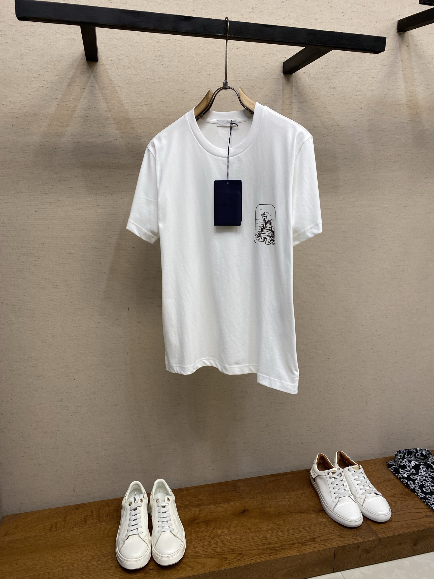 NO:835671,Prada, 2026SS The sense of freedom and ease of the 2026 Spring and Summer Harbor Resort Series is reflected in the design of this cotton T-shirt. The square cut shape is decorated with prints that draw on retro summer emotions. Square fit. Short sleeves. Straight hem. Concept triangle logo on the back. Bilateral hem slit design. It is recommended to dry clean or wrap it inside a laundry bag and machine wash it quickly in cold water!  Size S-XL,,prada,T-shirt,tees,t-shirt,19860909Prada, 2026SS 秀款2026春夏海港度假系列的自由感和轻松感在这款棉质T恤的设计中得以体现.方正剪裁的造型饰以汲取复古夏日情绪的印花.方正版型.短袖.平直底边.后背概念三角形徽标.双侧下摆开叉设计 建议干洗或反面包裹洗衣袋冷水快速机洗！ 尺码S-XL,,prada,T-shirt,tees，t-shirt,,Men's clothing