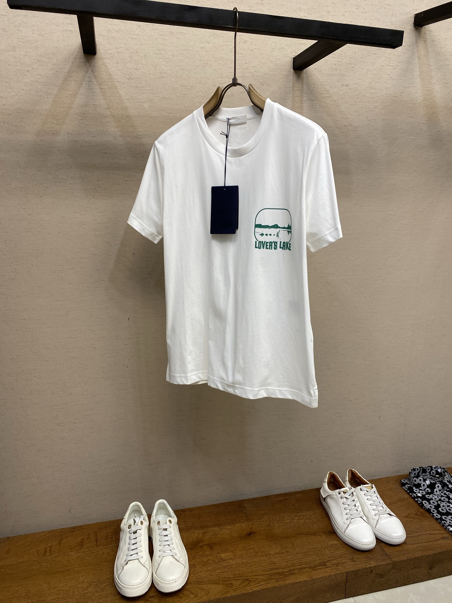 NO:835666,The sense of freedom and ease of Prada, 2026SS runway style 2026 spring and summer series is reflected in the design of this cotton T-shirt. The square cut shape is decorated with prints that draw on retro summer emotions. Square fit. Short sleeves. Straight hem. Concept triangle logo on the back. Bilateral hem slit design. It is recommended to dry clean or wrap the laundry bag inside out for quick machine washing in cold water!  Size S-XL,,prada,T-shirt,tees,t-shirt,19860909Prada,2026SS 走秀款2026春夏系列的自由感和轻松感在这款棉质T恤的设计中得以体现.方正剪裁的造型饰以汲取复古夏日情绪的印花.方正版型.短袖.平直底边.后背概念三角形徽标.双侧下摆开叉设计 建议干洗或反面包裹洗衣袋冷水快速机洗！ 尺码S-XL,,prada,T-shirt,tees，t-shirt,,Men's clothing