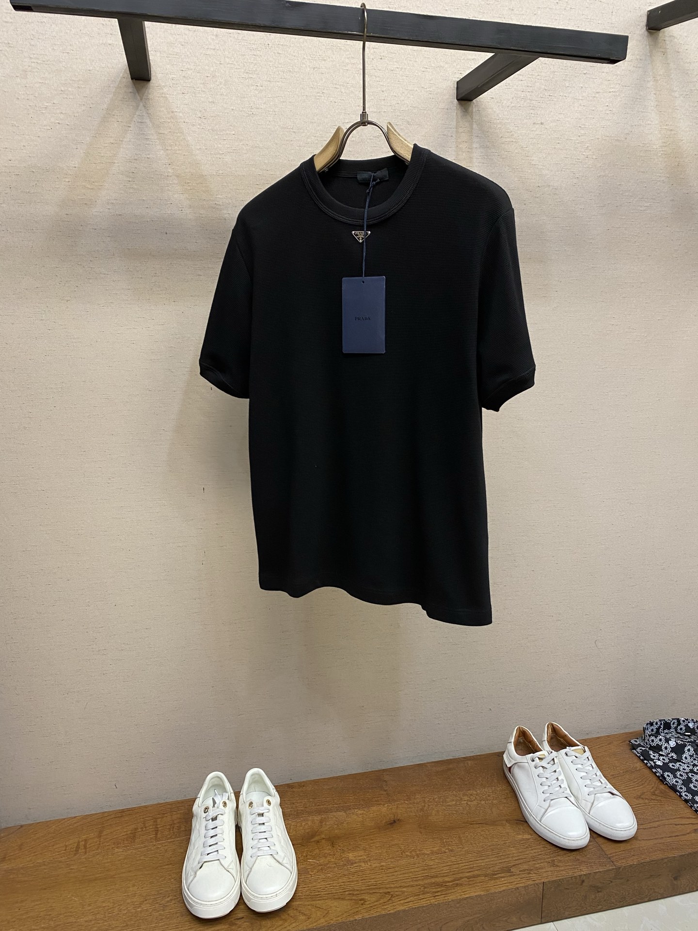 NO:835676,Prada, 2026SS This short-sleeved waffle heavyweight cotton T-shirt has a standard fit and a ribbed knit crew neck design. The iconic enameled metal triangle logo embellishes the front. Standard fit Short sleeves Rib knit sleeve trim Enameled metal triangle logo Dry clean or wrap inside out in a laundry bag for quick machine wash in cold water!  Size S-XL,,prada,T-shirt,tees,t-shirt,19860909Prada,2026SS 这款短袖华夫格重磅棉质T恤标准版型和罗纹针织圆领设计.标志性的涂珐琅金属三角形徽标点缀正面.标准版型 短袖 罗纹针织衣袖饰边 涂珐琅金属三角形徽标 建议干洗或反面包裹洗衣袋冷水快速机洗！ 尺码S-XL,,prada,T-shirt,tees，t-shirt,,Men's clothing