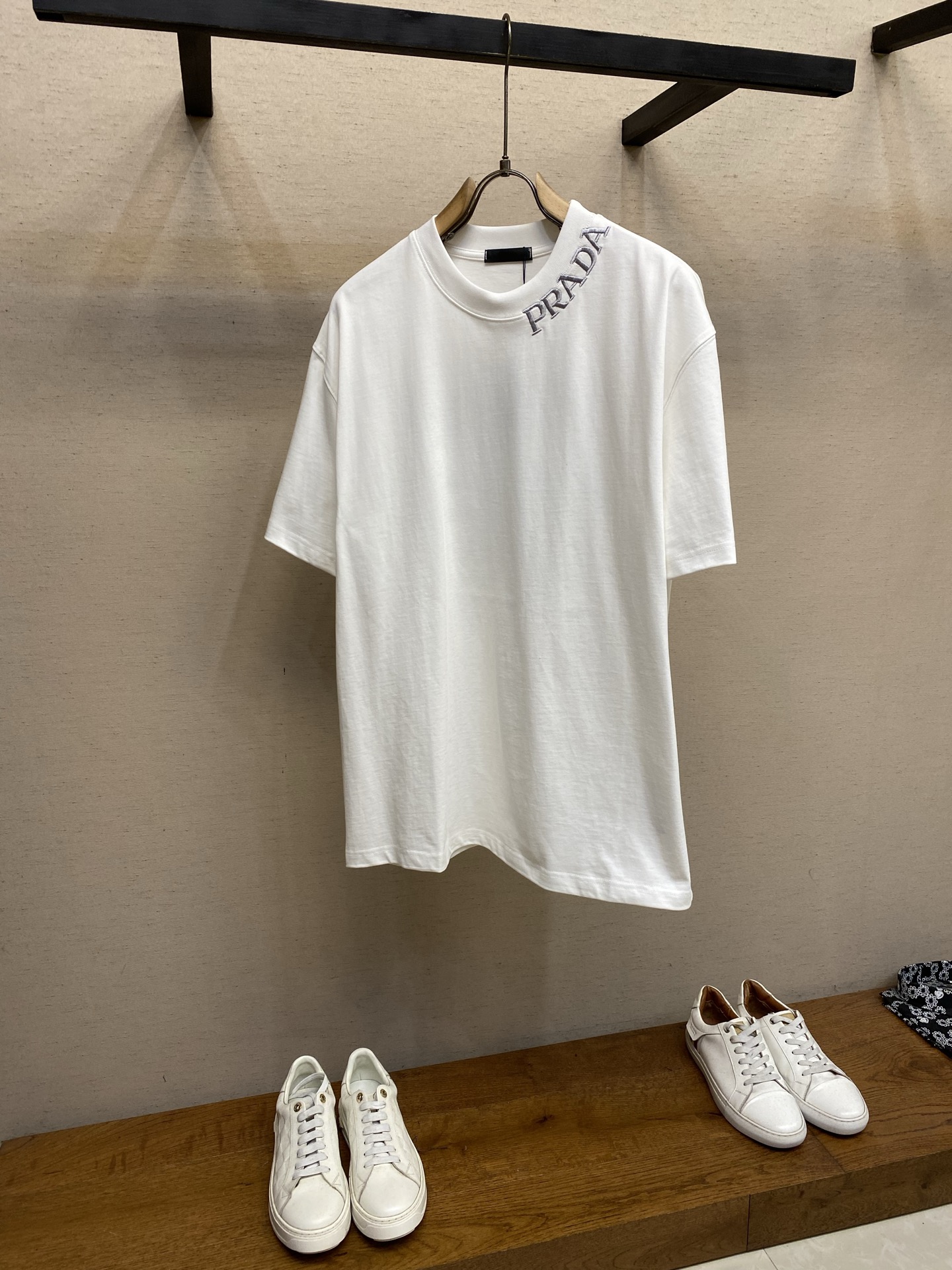 NO:835683,Prada, Prada high weight round neck loose short sleeves logo 10000 needle heavy industry embroidery, same style for men and women, size XS-L,, prada, prada, T-shirt,19860909Prada,普拉达高克重圆领宽松短袖 logo万针重工刺绣 男女同款 尺码XS-L,,prada,prada,T-shirt,,Men's clothing