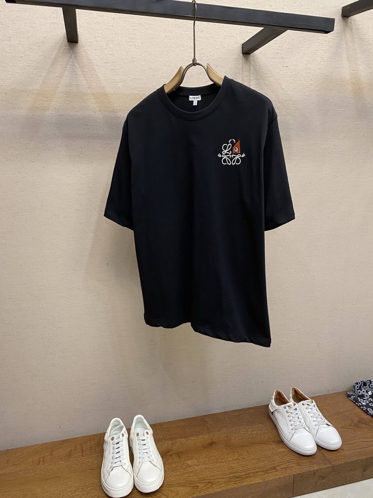 NO:835696,Loewe, Luo Yiwei co-branded LOUIS WAIN geometric small eyes embroidered short sleeves, size S-XL,, louis vuitton, loewe, loewe, T-shirt,19860909Loewe,罗意威联名LOUIS WAIN几何小眼睛刺绣短袖 尺码S-XL,,louis vuitton,loewe,loewe,T-shirt,,Men's clothing