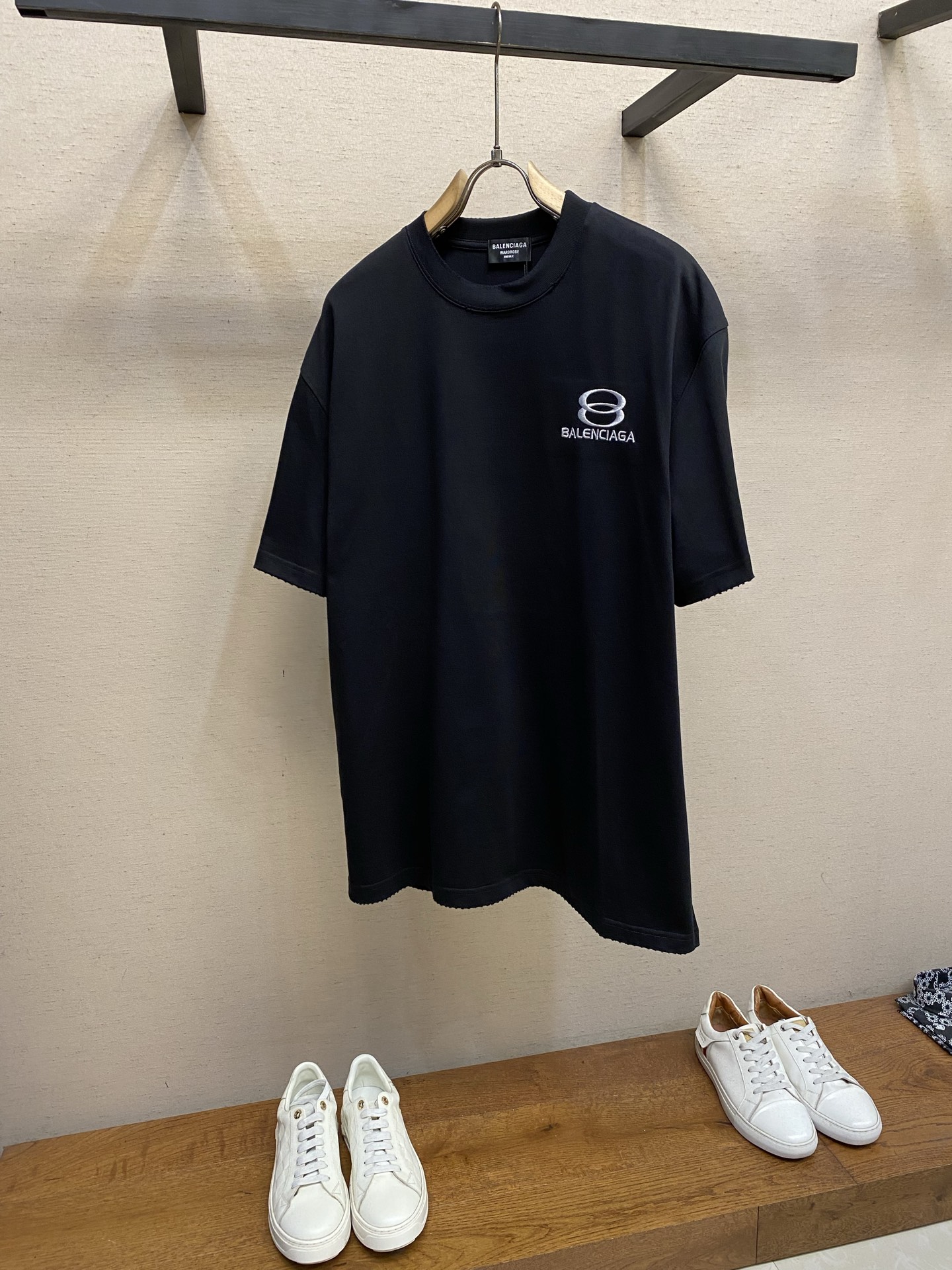 NO:835688,Balenciaga, Balenciaga's new high weight pure cotton round neck short sleeves, heavy embroidery, loose fit, same style for men and women, size XS-L,,balenciaga,balenciaga,T-shirt,19860909Balenciaga,巴黎世家新款高克重纯棉圆领短袖 重工刺绣 宽松版型 男女同款 尺码XS-L,,balenciaga,balenciaga,T-shirt,,Men's clothing