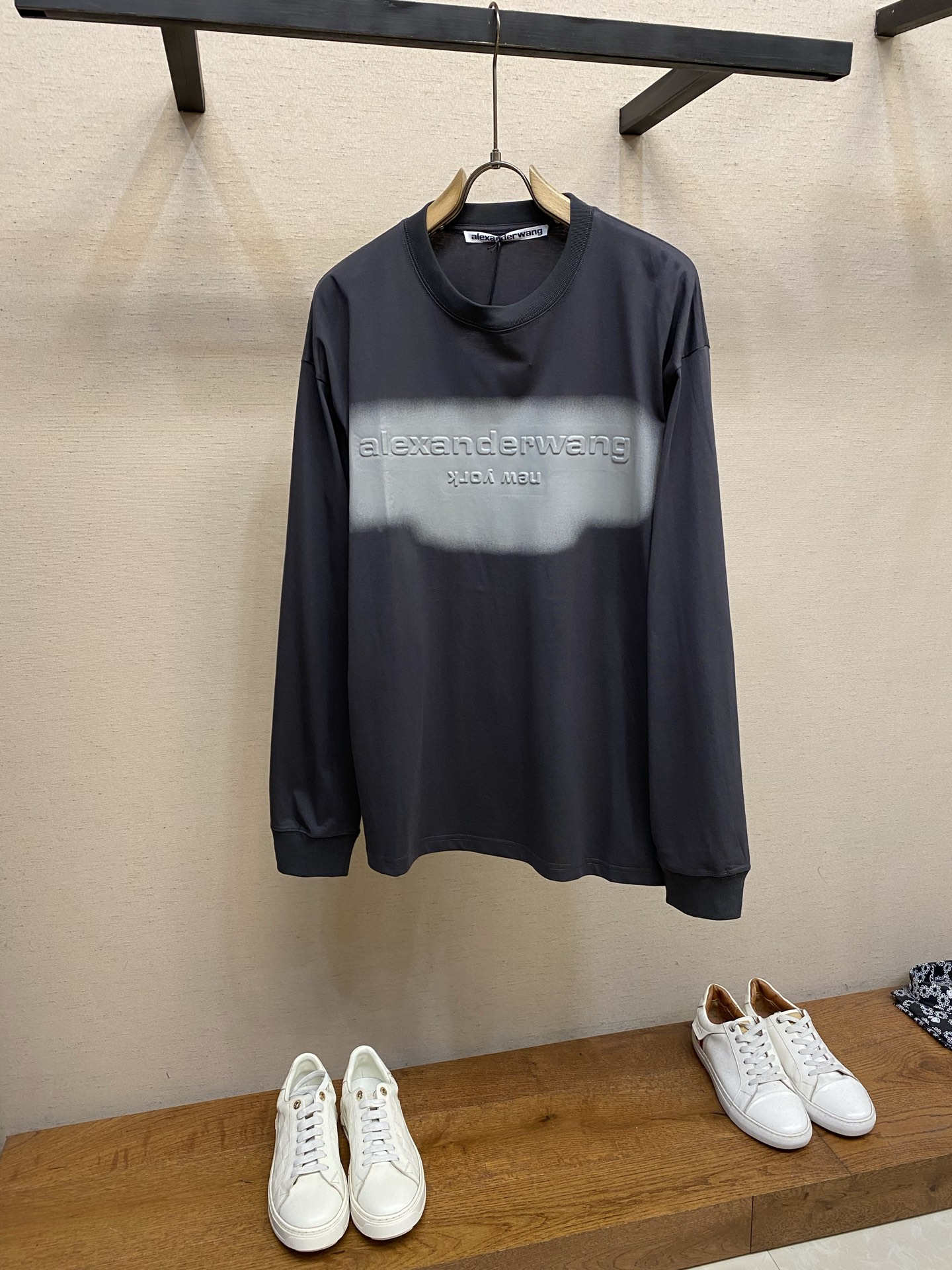NO:835692,alexanderwang's new pure cotton gray long sleeves, embossed logo, reflective coating process, loose fit, same style for men and women, sizes S-XL,,19860909alexanderwang新款纯棉灰色长袖 压花logo反光涂层工艺 宽松版型 男女同款 尺码S-XL,,,Men's clothing
