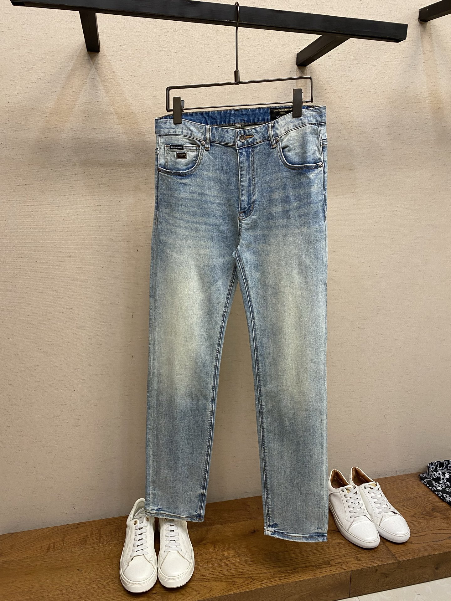 NO:837186,DG, 2026ss is easy to wear without being picky about your body shape. There are not many restrictions on matching. It can be casually and concisely set off other items to show your own style and posture~ I have to give it a thumbs up for its practicality. There is no choice in version/detail design. Whoever wears it will look better. This pair of jeans really modifies the leg shape better than you think. The overall focus is on comfort. The size of the trouser legs is just right. It makes the legs slimmer and straighter. It is easy to wear long legs that fill the whole screen, and the elongated proportions are full of aura!  It can be matched with any style of item, and can be matched with various T-shirts/shirts and knitted jackets. You don’t have to worry about matching for daily outings. Sizes 29-38, jeans, jackets & coats, shirts, tees, t-shirts,19860909DG,2026ss好穿不挑身材在搭配上没有太多的限制 随意简洁的衬托其他单品,来展现自己的风格姿态～ 对于它的实穿性不得不竖起一个大拇指了,版型／细节设计没得挑,谁穿谁好看.这款牛仔裤真的要比你想象中更加修饰腿型,整体以舒适为主,裤腿大小做的恰到好处,显瘦显腿直,轻松穿出满屏的大长腿,拉长比例气场全开！ 可以百搭任何风格的单品,搭配各种T恤／衬衫,针织外套都可,日常外出不必再为搭配而烦恼了 尺码29-38,,jeans,jackets & coats,shirts,tees，t-shirt,,Men's clothing