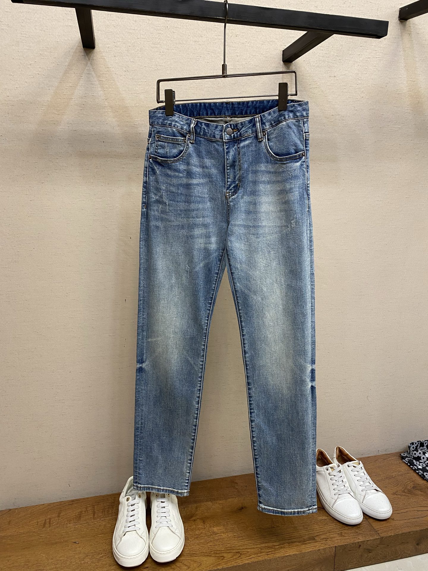 NO:837190,Prada and 2026ss are easy to wear without being too picky about your body shape. There are not many restrictions in matching. They can be casually and concisely set off other items to show your own style and posture~ I have to give it a thumbs up for its practicality. There is no choice in the version/detailed design. Whoever wears it will look better. This pair of jeans really modifies the leg shape better than you think. The overall focus is on comfort. The size of the trouser legs is just right. It makes the legs slimmer and straighter. It is easy to wear long legs that fill the whole screen, and the elongated proportions are full of aura!  It can be matched with any style of item, and can be matched with various T-shirts/shirts and knitted jackets. You don’t have to worry about matching for daily outings. Sizes 29-38, prada, jeans, jackets & coats, shirts, tees, t-shirt,19860909Prada、2026ss好穿不挑身材在搭配上没有太多的限制 随意简洁的衬托其他单品,来展现自己的风格姿态～ 对于它的实穿性不得不竖起一个大拇指了,版型／细节设计没得挑,谁穿谁好看.这款牛仔裤真的要比你想象中更加修饰腿型,整体以舒适为主,裤腿大小做的恰到好处,显瘦显腿直,轻松穿出满屏的大长腿,拉长比例气场全开！ 可以百搭任何风格的单品,搭配各种T恤／衬衫,针织外套都可,日常外出不必再为搭配而烦恼了 尺码29-38,,prada,jeans,jackets & coats,shirts,tees，t-shirt,,Men's clothing