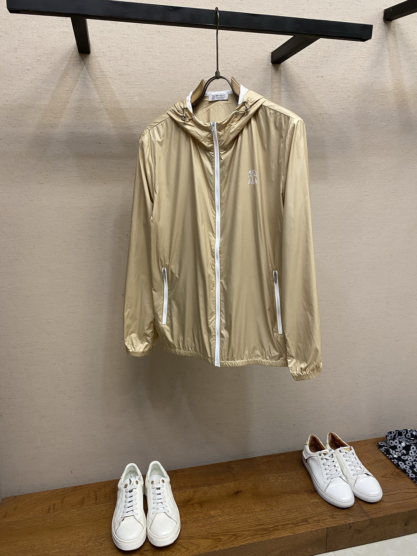 NO:837198,BC, new spring and summer casual sun protection clothing, a must-have for summer travel!  It can effectively resist ultraviolet rays, so that your skin will not be harmed. It is very light and thin, and you will not feel stuffy when wearing it in summer. Super details, super workmanship, original molding, exquisite work!  The upper body effect is great!  Hurry up and get it, guys. Size M-3xl,,19860909BC,春夏新品 休闲防晒服,夏日外出旅游必备！能有效的抵挡紫外线,使你的肌肤不会受到伤害.非常轻薄,夏天穿丝毫不会觉得闷热,超强细节,超强做工,原版开模,精品之作！上身效果超赞！速速入手吧亲们 尺码M-3xl,,,Men's clothing