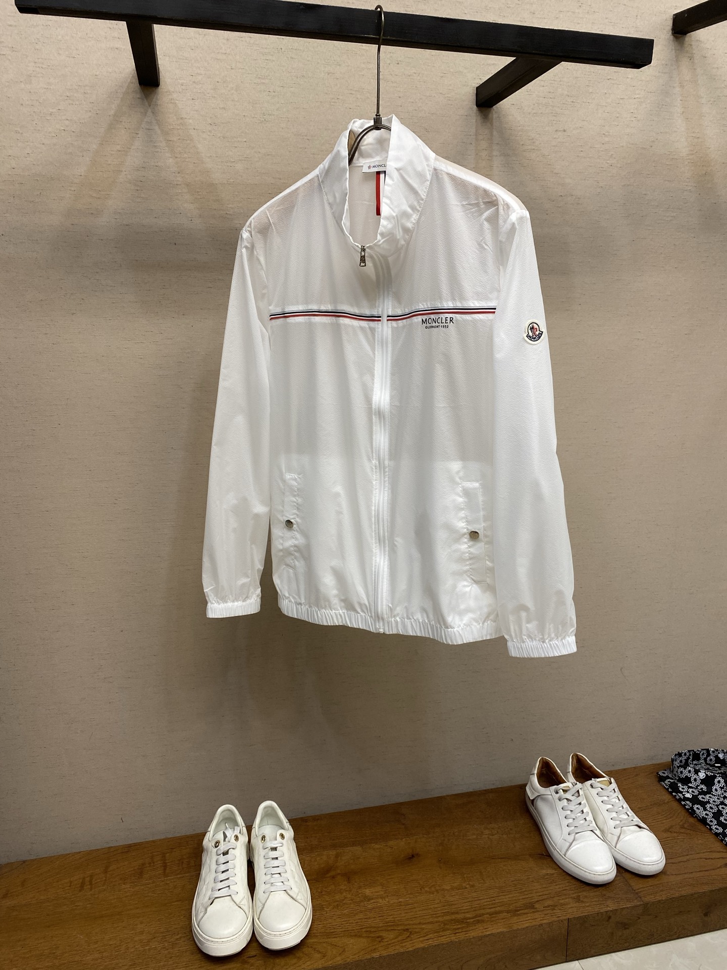 NO:837203,Moncler, new spring and summer casual sun protection clothing, a must-have for summer travel!  It can effectively resist ultraviolet rays, so that your skin will not be harmed. It is very light and thin, and you will not feel stuffy when wearing it in summer. Super details, super workmanship, original molding, exquisite work!  The upper body effect is great!  Hurry up and get it, guys. Size M-3xl,,19860909Moncler,春夏新品 休闲防晒服,夏日外出旅游必备！能有效的抵挡紫外线,使你的肌肤不会受到伤害.非常轻薄,夏天穿丝毫不会觉得闷热,超强细节,超强做工,原版开模,精品之作！上身效果超赞！速速入手吧亲们 尺码M-3xl,,,Men's clothing