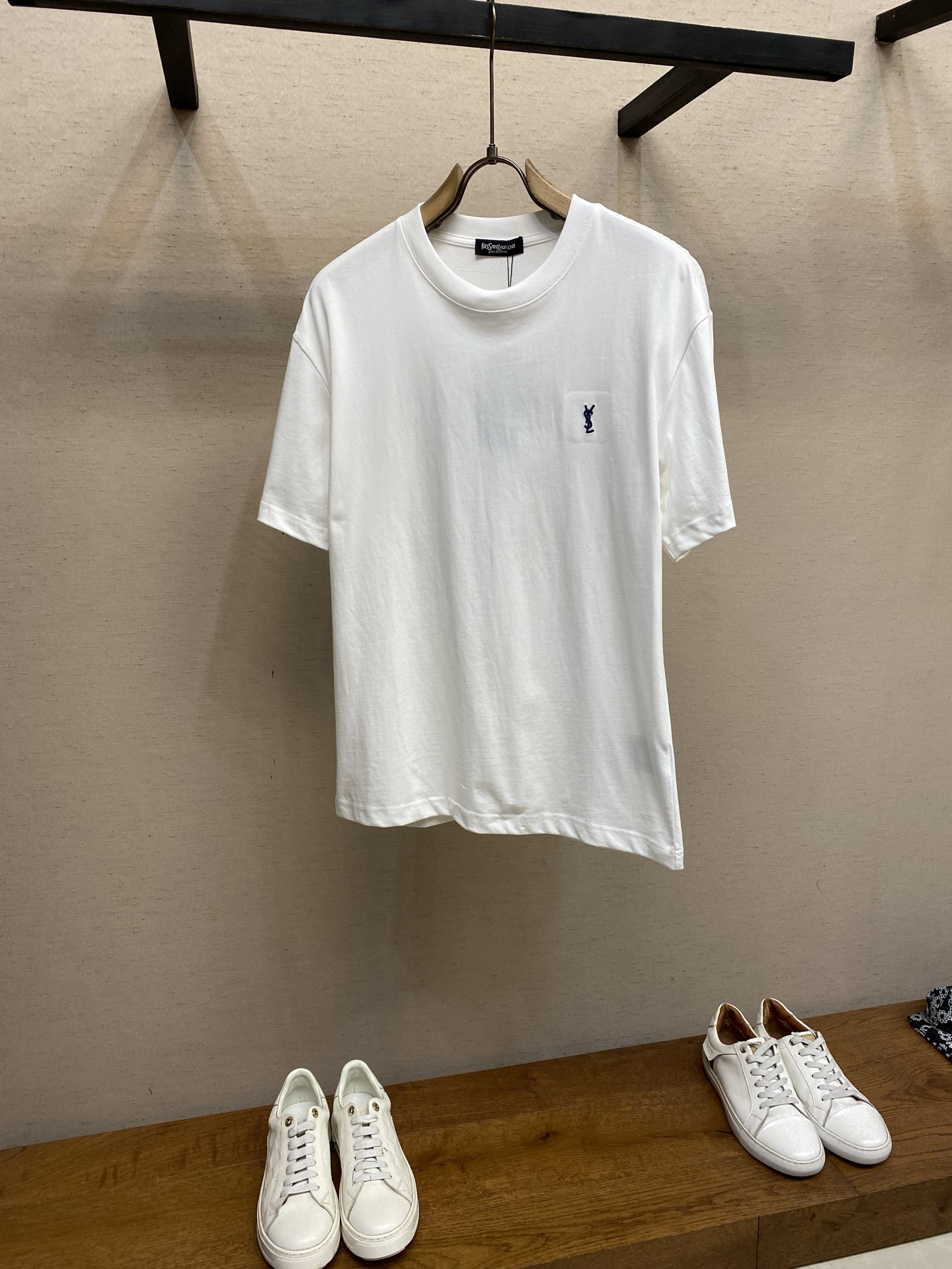 NO:837215,SLP…….New short-sleeved yyds for daily outings with eyes closed. Customized pure cotton stretch cotton fabric short-sleeved T-shirt. The charm lies in creating a simple and luxurious fashion. You can match it casually to feel the unique British style. The loose version shows a casual and casual style, whether it is paired with jeans, casual pants, or skirts, it can show a unique personality. Size M-3xl, loro piana, skirts, jeans, T-shirt, tees, t-shirt,19860909SLP…….新款短袖yyds 日常出门闭眼搭 定制纯棉弹力棉面料短袖T恤 魅力在于创造了简约奢华感的时尚,随意搭配感受英式风格独特气质. 宽松的版型展现出休闲随意的风格,无论是搭配牛仔裤、休闲裤、还是裙子,都能展现出独特的个性 尺码M-3xl,,loro piana,skirts,jeans,T-shirt,tees，t-shirt,,Men's clothing