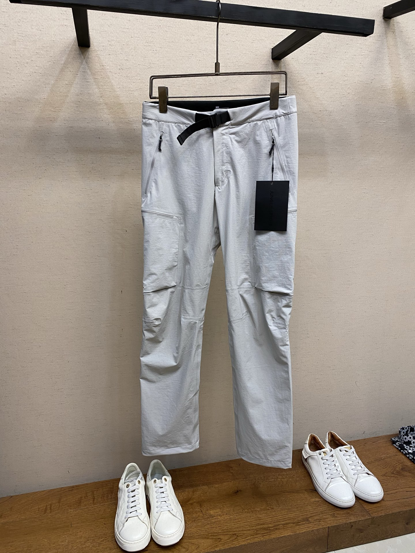 NO:837227,KAILAS/KAILAS T10 men's and women's soft shell trousers, breathable zipper couple's style, professional outdoor hiking pants, men's casual sports pants, original factory original order, genuine OEM product!  The quality depends on the details, which are different from those on the market. The whole pair of pants has a pure version, which can be freely switched in various scenes such as hiking, leisure, business, mountaineering, camping, and traveling. The cordura tear-resistant fabric is sports-cut and fits comfortably. The fabric is windproof, rainproof, and moisture-permeable to cope with extreme weather. The waist functional adjustment buckle design, the thigh zipper pocket for easy access, the foot opening is adjustable, the built-in boot strap buckle prevents wind and sand from pouring back, and the 13-needle high-density stitch stitching is more solid. The fabric is directly supplied from the original Toray factory in Japan!  Size M-3xl Size M pants length 101 waist circumference 80 seat circumference 102 front wave 26.5 back wave 34 L size pants length 103 waist circumference 84 seat circumference 106 front wave 27.5 back wave 35  XXXL: Pants length 109 waist 96 seat circumference 118 front wave 30.5 back wave 38,,boots,19860909KAILAS/凯乐石T10 男女款软壳长裤透气拉链情侣款专业户外徒步裤男士休闲运动裤 原厂原单 真正的代工厂出品！ 品质看细节完事 区别市面通货 整条裤子版型纯正,可徒步 休闲 商务 登山 露营 旅行等多场景自由切换,cordura抗撕裂面料运动剪裁,合体0舒束缚,面料防风防雨透湿性应对极端天气.腰部功能调节扣设计,大腿拉链口袋轻松取物,脚口可调节,内置靴带扣防止风沙倒灌,13针高密针距缝制更加牢固. 原日本东丽工厂直供面料！ 尺码M-3xl M码裤长101腰围80坐围102前浪26.5后浪34 L码裤长103腰围84坐围106前浪27.5后浪35 xl码裤长105腰围88坐围110前浪285后浪36 XXL:裤长107腰围92坐围114前浪29.5后浪37 XXXL:裤长109腰围96坐围118前浪30.5后浪38,,boots,,Men's clothing