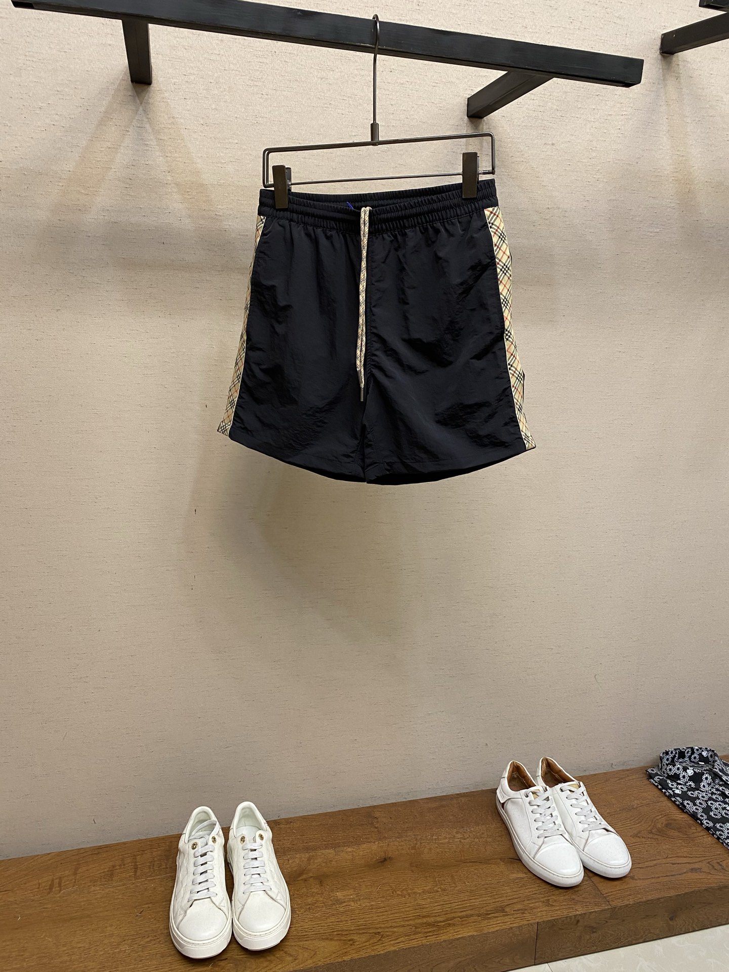 NO:837233,BBR, plaid shorts set | Classic design, comfortable to wear in all scenes. Whether relaxing at home, traveling on weekends, or sports and leisure, this set of three shorts can easily meet your daily needs. We have selected three versatile colors - calm black, classic dark blue, and fresh light blue. The sides of each pair of shorts are decorated with fashionable plaid, which is simple and fashionable. The elastic waistband + adjustable drawstring can fit different waist types, allowing you to put on and take off freely and move without restrictions.  Three colors are available at one time, easy to match with various tops, no duplicates for the week. The fabric is soft and breathable, suitable for various scenes at home, sports, and outings. Simple design + detailed decoration, taking into account both comfort and appearance, making it easy to wear casual and fashionable. Such a set of shorts that 'can be worn casually and looks good in any way' is indispensable in the wardrobe. Whether it is for daily wear or as a gift for family and friends, it is a practical and decent choice. Bne Shree Three-Color Plaid Shorts Set  Makes your daily choices easier and your style more comfortable. ------ Suitable for young people who pursue comfort and fashion, office workers who pay attention to practical wear, sports enthusiasts, and home life enthusiasts. The scene is recommended for home leisure, morning running exercise, weekend shopping, travel, and summer camping. Sizes S-XL  xl size waist 86 seat circumference 120 pants length 42,,shorts,19860909BBR,格纹短裤套装 | 经典设计,全场景舒适穿搭 无论是居家放松、周末出行,还是运动休闲,这一套三条装短裤都能轻松应对你的日常需求.我们精选三种百搭色系——沉稳黑、经典深蓝、清新浅蓝,每条短裤侧边都饰有时尚格纹,简约中透出潮流小心机.  松紧腰头 + 可调节抽绳,贴合不同腰型,穿脱自如,活动无束缚  三种颜色一次备齐,轻松搭配各种上衣,一周穿搭不重样  面料柔软透气,适合居家、运动、外出多种场景  简约设计 + 细节装饰,兼顾舒适与颜值,轻松穿出休闲时尚感 衣橱里少不了这样一套“随手就能穿,怎么穿都好看”的短裤组合.无论是自己日常穿着,还是作为礼物送给家人朋友,都是实用又体面的选择. Bne Shree 三色格纹短裤套装 让你每天的选择更轻松,风格更自在. ------ 适合人群追求舒适与时尚的年轻群体、注重实用穿搭的上班族、运动爱好者、居家生活爱好者. 场景建议居家休闲、晨跑锻炼、周末逛街、旅行出行、夏日露营. 尺码S-XL S码腰围74坐围108裤长39 M码腰围78坐围112裤长40 L码腰围82坐围116裤长41 xl码腰围86坐围120裤长42,,shorts,,Men's clothing