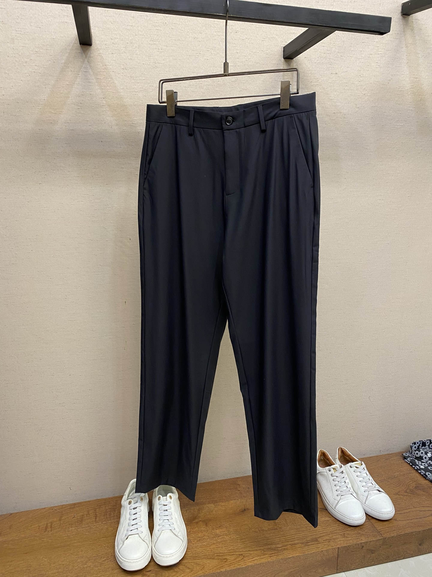 NO:837245,DG, men's casual pants, the latest upper body style is invincible!  You can definitely close your eyes and close your eyes. This type of pants is very versatile and has an elastic waist. It can be worn in daily work and outdoor sports. It is the perfect combination of fashion, leisure and outdoor sports, so it is your best choice whether you wear it daily or outdoors. Extreme comfort and quick perspiration are the most popular focus, improving the wearing comfort. It is suitable for aerobic exercise and cross-country running. This type of running casual pants has an extremely wide range of applications, allowing you to naturally maintain your love for sports in the summer, and can also be worn in leisure life.  Size 30-38, no 37,,19860909DG,男士休闲裤 最新款上身版型无敌正！ 绝对可以闭眼收的一款 此款裤子非常百搭,弹力腰围,日常上班 户外运动都可以穿着,是时尚休闲与户外运动的完美结合,所以无论您平时穿或者户外穿都是您的最佳选择. 极致舒适和快速排汗是备受青睐的重点,提升穿着舒适度,适合有氧运动和越野跑条件下穿着,此款是一件适用范围极其广泛的跑步休闲裤,让你在夏天自然可以保持对运动热爱,也可以在休闲生活中穿着 尺码30-38,无37,,,Men's clothing