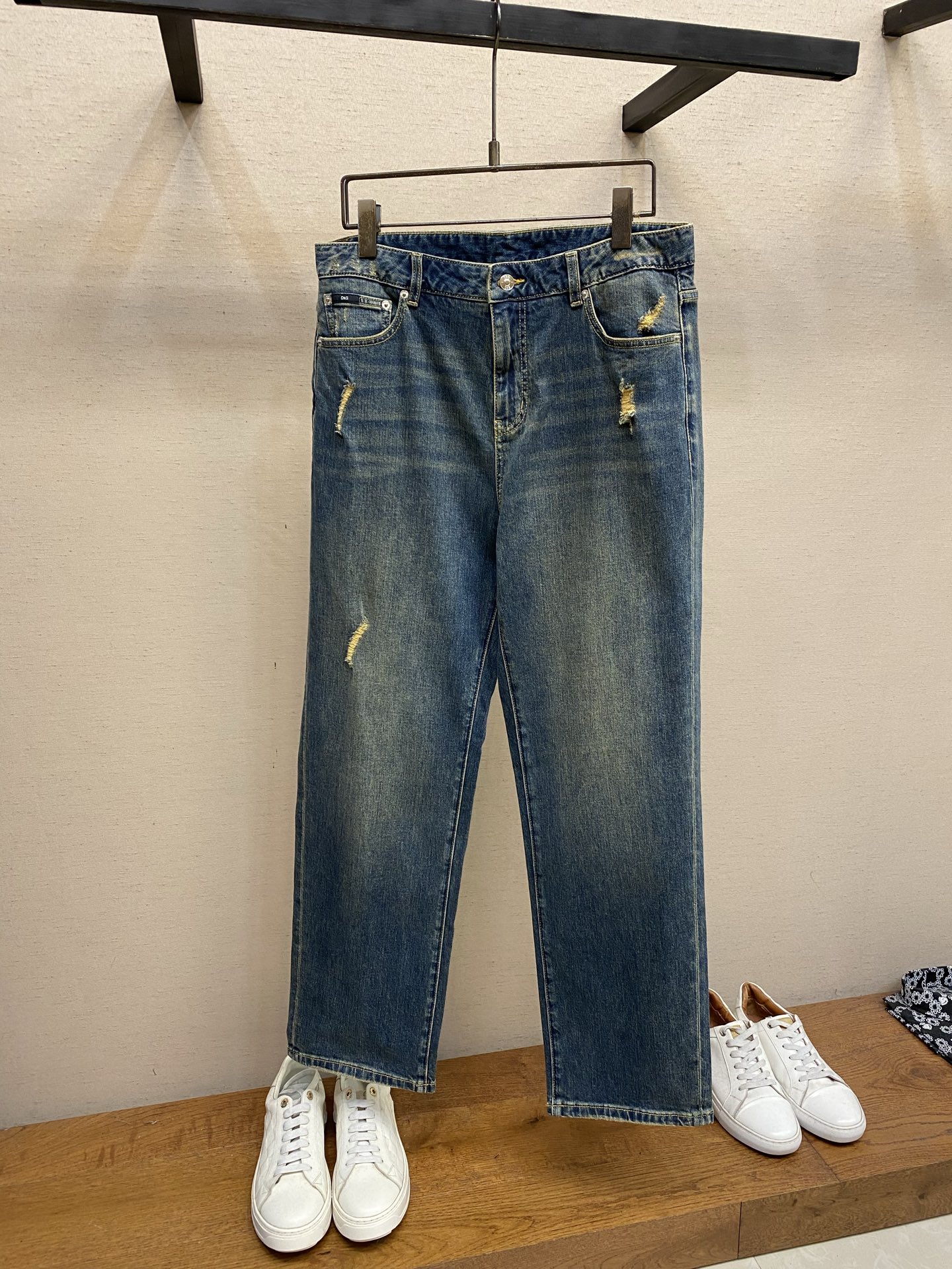 NO:837195,DG, 2026ss is easy to wear without being picky about your body shape. There are not many restrictions on matching. It can be casually and concisely set off other items to show your own style and posture~ I have to give it a thumbs up for its practicality. There is no choice in version/detail design. Whoever wears it will look better. This pair of jeans really modifies the leg shape better than you think. The overall focus is on comfort. The size of the trouser legs is just right. It makes the legs slimmer and straighter. It is easy to wear long legs that fill the whole screen, and the elongated proportions are full of aura!  It can be matched with any style of item, and can be matched with various T-shirts/shirts and knitted jackets. You don’t have to worry about matching for daily outings. Sizes 30-38, no 37, jeans, jackets & coats, shirts, tees, t-shirt,19860909DG,2026ss好穿不挑身材在搭配上没有太多的限制 随意简洁的衬托其他单品,来展现自己的风格姿态～ 对于它的实穿性不得不竖起一个大拇指了,版型／细节设计没得挑,谁穿谁好看.这款牛仔裤真的要比你想象中更加修饰腿型,整体以舒适为主,裤腿大小做的恰到好处,显瘦显腿直,轻松穿出满屏的大长腿,拉长比例气场全开！ 可以百搭任何风格的单品,搭配各种T恤／衬衫,针织外套都可,日常外出不必再为搭配而烦恼了 尺码30-38,无37,,jeans,jackets & coats,shirts,tees，t-shirt,,Men's clothing