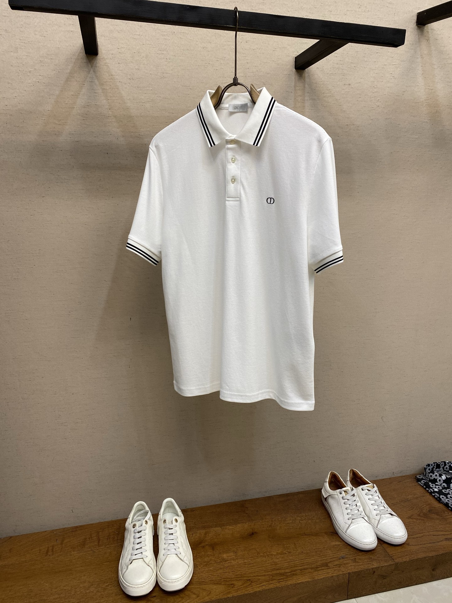 NO:837200,Prada, new Polo shirt, complete with three labels, original fabric, original customized accessories, official same style, made of 210g pure cotton pique fabric, customized vat-dyed fabric, very comfortable and smooth to the touch, very wide and stylish, produced by a first-line brand OEM factory, imported Behringer embroidery machine, embroidery is full and textured, imported Kangli direct-injection machine, printing is clear and textured, the collar and mouth ribs are woven with imported yarn, and will not deform after long-term wear. The latest style for spring and summer  Stylish and individual, it’s super versatile and good-looking. It’s suitable for both men and women. It’s a must-have for everyone. Sizes S-2xl, prada,19860909Prada, 新款Polo衫 三标齐全 原版面料 原版订制辅料 官方同款 采用210克纯棉珠地面料,定制 同缸染面料 手感非常舒服爽滑 版型挺阔有型 一线品牌代工厂出品 进口百灵达刺绣机器 刺绣饱满有质感 进口康莉直喷机 印花清晰有质感 衣领袖口罗纹采用进口纱线织造 久穿不变形 春夏最新款式 时尚又个性 超级百搭好看的一款 男女都非常合适 人手必备款 尺码S-2xl,,prada,,Men's clothing