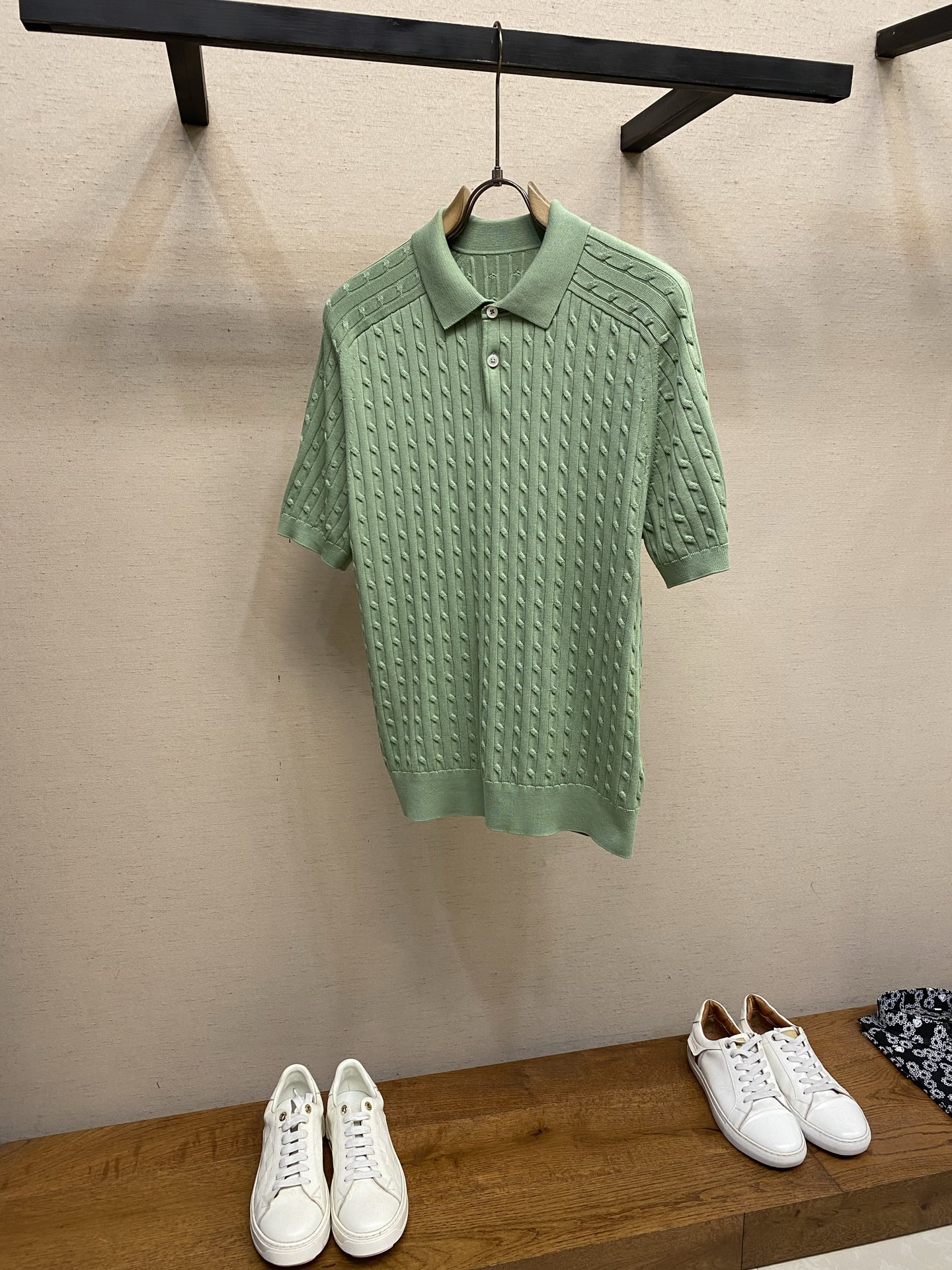 NO:841701,LP, the 26th Men's Wear Conference, major luxury brands interpret the old-money style, add fashionable and young elements, remove the old characters, retain the relaxed, high-end, fashionable and youthful!  King fried lapel knitted short-sleeved Polo shirt. Stylish fine-needle twist rope. It has a twist rope effect without being too thick. Upgraded 3/130 long-staple cotton yarn. Special yarn for first-line men's wear brands. It feels delicate and not soft. It will not be stuffy in summer. Saddle shoulder design. The upper body stretches the shoulder shape. The three-dimensional effect is very good. 16-gauge dense knitting. 3 yarns are fed at the same time. The computerized loom lasts 140 minutes. It is also a heavy-duty model.  Twisted rope and pit strip combination arrangement. Use white round buckles, refreshing and versatile in spring and summer. Customized dyeing. 26 popular colors. Multiple colors available. Sizes M-3xl. Colors: quiet blue, navy, white, khaki, mint green. M length 65, bust 98, sleeve length 36, L length 67, bust 102, sleeve length 37, XL length 69, bust 106, sleeve length 38, 2XL length 70.  Bust 110, sleeve length 39, 3XL length 72, bust 114, sleeve length 40,,loro piana,T-shirt,19860909LP,26年男装发布会 各大奢侈品牌演绎老钱风 加入时尚年轻元素 去掉老字 保留松弛 高级 时尚 年轻！王炸翻领针织短袖Polo衫 时尚的细针扭绳 兼顾扭绳效果的同时 又不会太厚 升级3/130支长绒棉纱线 一线男装品牌专用纱线 手感细腻 不软塌 夏季穿着也不会闷热 马鞍肩设计 上身拉伸肩型 立体效果非常好 16针密针织 3条纱同时进 电脑机织机时长140分钟 也属于重工款了 扭绳 坑条组合排列 采用白色圆贝扣 ,春夏季清爽百搭 定染定制 26年流行色 多色可选 尺码M-3xl 颜色静谧蓝 藏青 白色 卡其 薄荷绿 M衣长65 胸围98 袖长36 L衣长67 胸围102 袖长37 XL衣长69 胸围106 袖长38 2XL衣长70 胸围110 袖长39 3XL衣长72 胸围114 袖长40,,loro piana,T-shirt,,Men's clothing