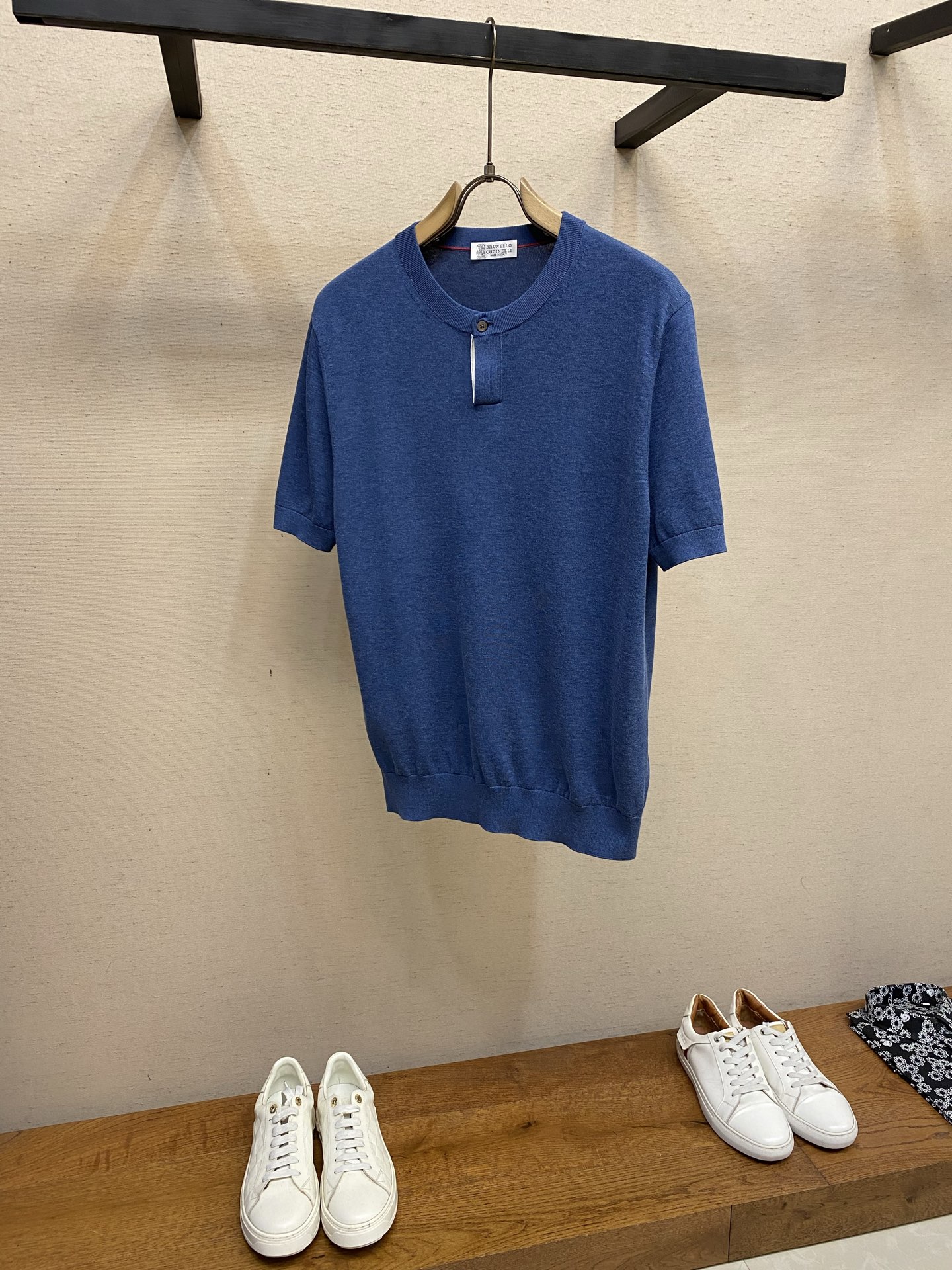 NO:841706,BC, the same high-end series, custom-woven cotton 3-ply count, ultra-fine high-quality cotton yarn, smooth surface and comfortable hand feel. Good yarn exudes natural luster. First-line brand royal yarn. One-button round neck short-sleeved sweater has a calm and low-key design. It is neat and clean with a white placket. The overall effect is simple and advanced. It uses 16-needle imported computerized flat weaving. 3 yarns are fed. It is dense and delicate. The stability of washing is also better. This year's Armani  Zhihe is using this series of cotton yarns. The weight of a single piece is about 230 grams. It is very practical. Size M-3xl. Color: floral gray, navy blue, denim blue. M length 66, bust 100, shoulder width 41.5, L length 68, bust 104, shoulder width 43, XL length 70, bust 108, shoulder width 44.5, 2XL length 72, bust 112, shoulder width 46  3XL length 73, bust 116, shoulder width 48, armani, T-shirt,19860909BC,同款高定系列 、定织棉3股支 、超细高洁棉纱 、表面光洁的同时 兼顾舒适手感 好的纱线 散发天然光泽 一线品牌御用纱线 一粒扣圆领短袖针织衫沉稳低调的设计 搭配白色门襟的利落 干净 整体效果简洁高级 采用16针进口电脑横机织 3根纱进 密实细腻 洗涤的稳定性也更加好 今年的阿玛尼 之禾都在用这一系列的棉纱线、单件克重在230克左右 非常实在 尺码M-3xl 颜色花灰色 藏青 牛仔蓝 M衣长66 胸围100肩宽41.5 L衣长68 胸围104肩宽43 XL衣长70 胸围108肩宽44.5 2XL衣长72 胸围112肩宽46 3XL衣长73胸围116肩宽48,,armani,T-shirt,,Men's clothing