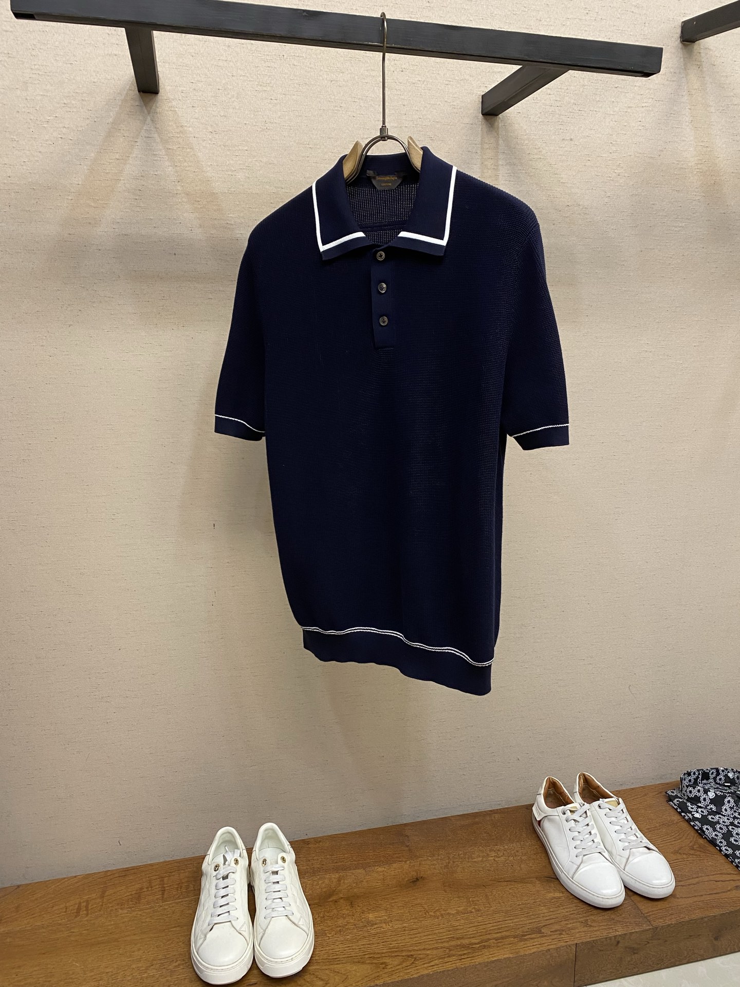 NO:841711,Zzegna, Z series new men's lapel polo sweater - double-sided weaving method (Yuanbao needle + Osmanthus needle), good breathability, close-fitting and comfortable, 16-needle dual-system flat knitting, using 2/120 count long-staple cotton yarn, environmentally friendly dyeing technology plus mercerized singeing process, unique collar design, imported machine hung wool technology contrasting collar, additionally sewn a set of collar edges, full visual effect, details determine texture, 3 mm thickened deep sea shell  Paired with pure handmade chicken claw stitching, it is strong and durable!  The clear texture makes it more casual in matching. The upper body is breathable, cool and comfortable. Only knitted sweaters can achieve this. Custom dyeing is popular color this year. Size M-3xl. Color smoke pink. Quiet blue. Navy blue. M length 66. Bust 100. Shoulder width 42. L length 68. Bust 104. Shoulder width 43.5. XL length 70. Bust 108. Shoulder width 45. 2XL length 72.  Bust 112, shoulder width 46.5, 3XL length 73, bust 116, shoulder width 48,,19860909Zzegna, Z系新款 男士翻领Polo针织衫-双面织法（元宝针+桂花针） 透气性好 贴身舒适 16针双系统横机织 采用2/120支 长绒棉纱 环保染色技术 加 丝光烧毛工艺 独特的领子设计 进口机挂毛工艺撞色领,另外加缝一套领边 视觉效果拉满 细节决定质感 3毫米加厚的深海原贝 搭配纯手工鸡爪缝法,牢固耐看！清晰纹路质感 在搭配上 更加随性 上身透气 凉快 舒适 也只有针织衫才能做到 定染今年流行色  尺码M-3xl 颜色烟粉 静谧蓝 藏青 M衣长66 胸围100肩宽42 L衣长68 胸围104肩宽43.5 XL衣长70 胸围108肩宽45 2XL衣长72 胸围112肩宽46.5 3XL衣长73胸围116肩宽48,,,Men's clothing