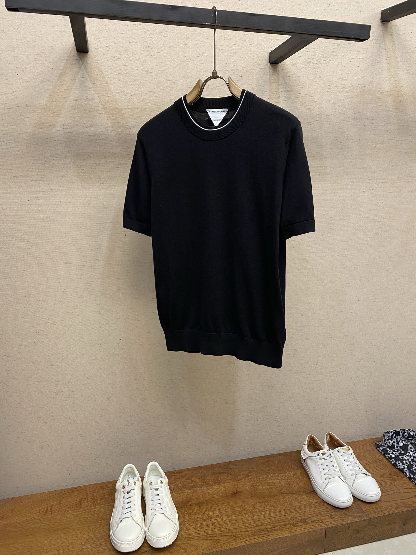 NO:841714,BV, simple + exquisite collar, custom-woven 3/count horse cotton yarn, specially developed for the next summer, comfortable!  Advanced!  Such a thin yarn has very high requirements on raw materials and technology!  Feel the quality of a famous brand. The inner and outer double-layer collar (the collar is very elastic) does not worry about the thickness of the collar at all. First of all, the yarn is delicate enough. The double-layer single-thread collar is superimposed, the inner thread is wide and slightly longer. The outer fine thread is slightly shorter. The length difference is very exquisite. The wide thread sticker is comfortable and soft. BV's iconic design. The back triangle logo. Size M-3xl, color light gray, navy blue, black, M length 66  Bust 100 shoulder width 41.5 L length 68 Bust 104 shoulder width 43 XL length 70 Bust 108 shoulder width 45 2XL length 72 Bust 112 shoulder width 46.5 3XL length 73 bust 116 shoulder width 4819860909BV,简约+精致 领 ,定织3/支匹马棉纱 专门针对下夏季定向开发 ,舒适 ！高级 ！这么细的纱线 对原材料 工艺都有非常高的要求 ！到手感受大牌品质 内外双层领（领子弹力非常大）上身丝毫不担心领子厚度问题 ,首先纱线够细腻 双层单螺纹领叠加 ,内里宽螺纹 、稍长 外层细螺纹稍短 长短差 视觉效果非常精致 宽螺纹贴纸舒适柔软 BV标志性设计 后幅车三角标 . 尺码M-3xl 颜色浅灰色 藏青 黑色 M衣长66 胸围100肩宽41.5 L衣长68 胸围104肩宽43 XL衣长70 胸围108肩宽45 2XL衣长72 胸围112肩宽46.5 3XL衣长73胸围116肩宽48,,bottega veneta,,Men's clothing