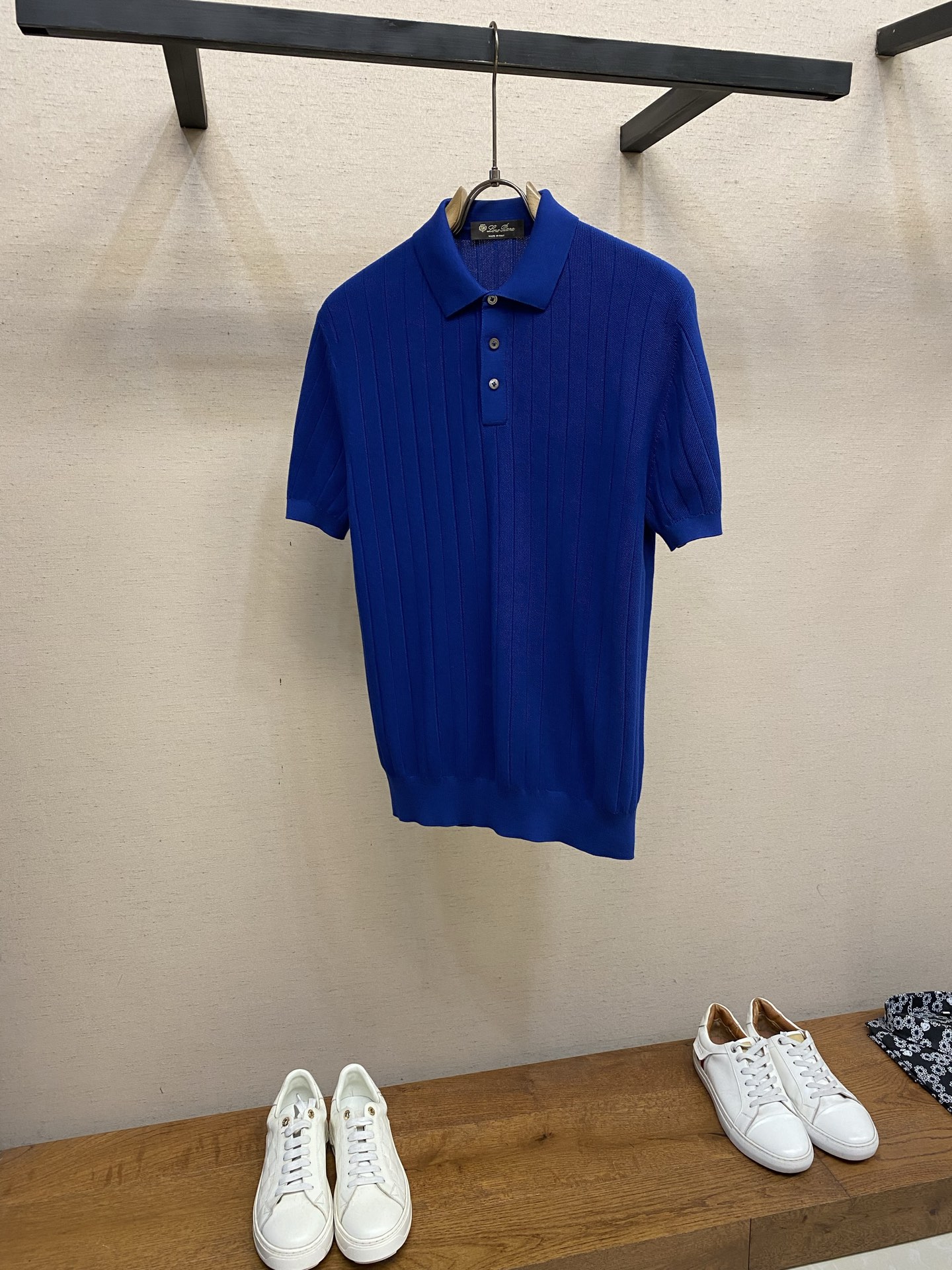 NO:841717,LP, men's lapel knitted Polo shirt, uses 120-count mercerized long-staple cotton yarn, 16-needle computerized flat knitting, and osmanthus needle weave. The pit strip design is very selective. Only imported computer machines can complete it. It is very time-consuming. Slow work yields fine work. The average loom time for a single piece of clothing is 140 minutes. One machine per day only requires 10 pieces of clothing. The inside and outside are organized differently. There are grainy and full texture lines on the outside. There are protruding pit strips on the inside, so it looks thick.  The actual length is very breathable and cool. Every detail is polished and carved. 3mm thickened deep sea shell buckle. Brand standard. Size M-3xl. Color: Klein blue, orange, black, off-white. M length 66, bust 100, shoulder width 41.5, L length 68, chest 104, shoulder width 43, XL length 70, bust 108, shoulder width 44.5, 2XL length 72.  Bust 112, shoulder width 46, 3XL length 73, bust 116, shoulder width 47.5,,loro piana,19860909LP,男士翻领针织Polo衫 采用120支丝光长绒棉纱 、16针电脑横机织 、桂花针组织 坑条设计非常挑机器做 只有进口电脑机才能完成 非常耗时 慢工出细活 单件衣服的平均织机时长在140分钟 一天一台机就10件衣服 内外不同组织 外面有质感颗粒饱满的纹路 内里有凸出的坑条 所以看起来有厚实感 实际长身非常透气 凉爽 每处细节都是打磨精雕 3毫米加厚的深海贝壳扣 品牌单标准  尺码M-3xl 颜色克莱因蓝 橘红 黑色 米白色 M衣长66 胸围100肩宽41.5 L衣长68 胸围104肩宽43 XL衣长70 胸围108肩宽44.5 2XL衣长72 胸围112肩宽46 3XL衣长73胸围116肩宽47.5,,loro piana,,Men's clothing