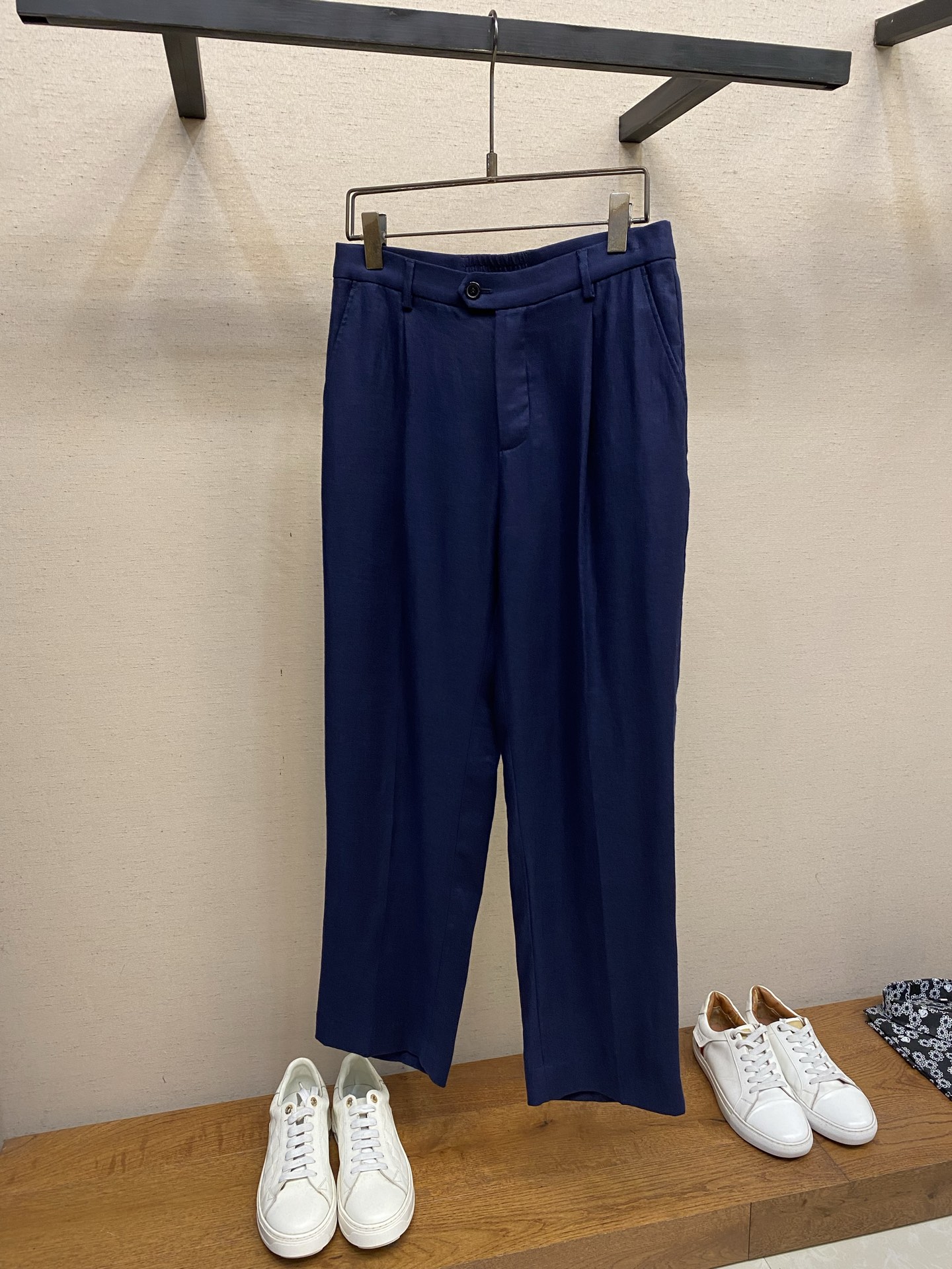 NO:841721,LP, haute couture series!  Highly recommended linen trousers. They are loose and high-end. They are made of 75 dew linen and 25 lyocell fiber blended high-count and high-density fixed-spun fabrics. Good linen must use high count and high gram weight so that it is not sparse and not easy to deform. Good linen should have fewer knots and should be smooth to the touch. It should be natural and lustrous. It should not be tied and will not become stiff after washing. That’s why there are linen trousers with different prices of 200-3000 on the market. Good fabric is the foundation.  This slightly wide, loose and straight version has a natural and smooth upper body, and the old-fashioned feeling of relaxation will appear immediately. The linen material has almost no elasticity and is usually more prone to wrinkles. The version design is even more important. If you like relaxation and comfort, feel free to wear it!  Size 29-38, no 37 29 waist 76 hips 102 pants length 100 30 waist 78 hips 104 pants length 100 31 waist 80 hips 106 pants length 102 32 waist 82 hips 108 pants length 102 33 waist 84 hips 110 pants length 104 34 waist 86 hips 112  Pants length 105 35 Waist 88 Hips 114 Pants length 105 36 Waist 90 Hips 116 Pants length 106 38 Waist 92 Hips 118 Pants length 106,,loro piana,19860909LP,高定系列！重磅推荐的一款亚麻长裤 松弛与高级 ,采用75雨露麻 ,25莱赛尔纤维混纺 高支高密定纺面料 ,好的麻 一定要用到高支数 高克重才能不稀疏 、不易变形 、好的麻 麻结少 手感要润 自然光泽 不扎 洗完也不会发硬 所以市面才会有200-3000不同价格的麻裤 ,好的面料才是基础 这款微阔宽松直筒版型 上身自然流畅 老钱松弛感马上就有了 麻料几乎没有弹力 平时比较容易起褶 版型设计就更加重要了 喜欢松弛 舒适 放心入 ！ 尺码29-38,无37 29腰围76 臀围102 裤长100 30腰围78 臀围104 裤长100 31腰围80 臀围106裤长102 32腰围82 臀围108裤长102 33腰围84 臀围110裤长104 34腰围86 臀围112 裤长105 35腰围88 臀围114 裤长105 36腰围90 臀围116裤长106 38腰围92 臀围118裤长106,,loro piana,,Men's clothing
