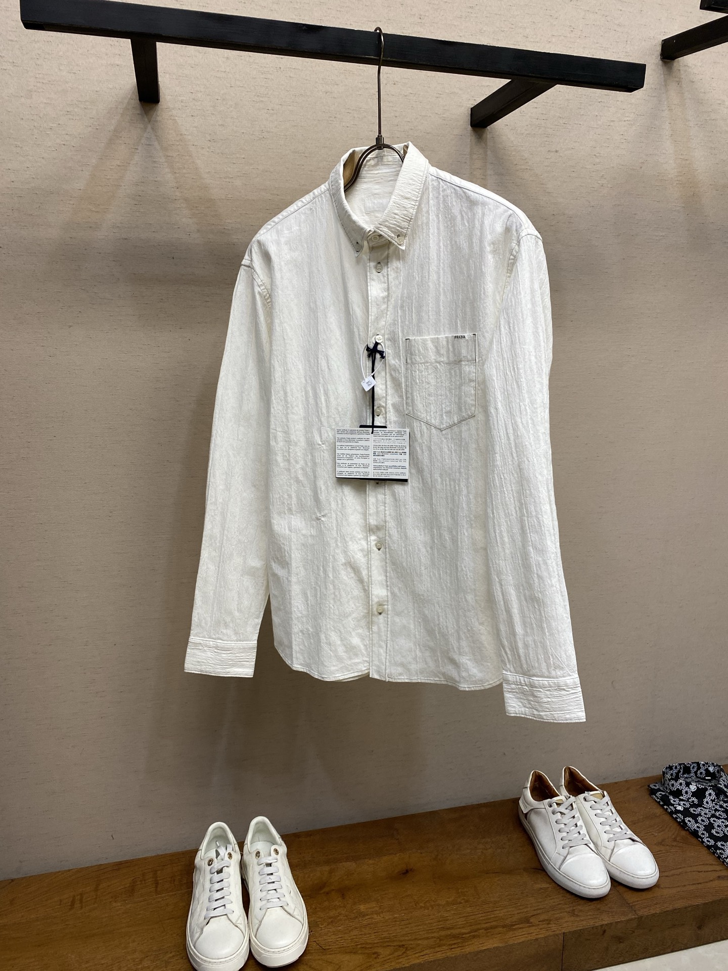 NO:844304,Prada, 26 new style cotton and linen shirt with pocket logo embroidery. Prada white shirt, neatly cut, with a high-end sense of relaxation. Sizes 39, 40, 41, 42,, prada, prada, shirts,19860909Prada,26新款 口袋标识刺绣棉麻衬衣 普拉达白衬衫,利落剪裁,自带高级松弛感. 尺码39,40,41,42,,prada,prada,shirts,,Men's clothing