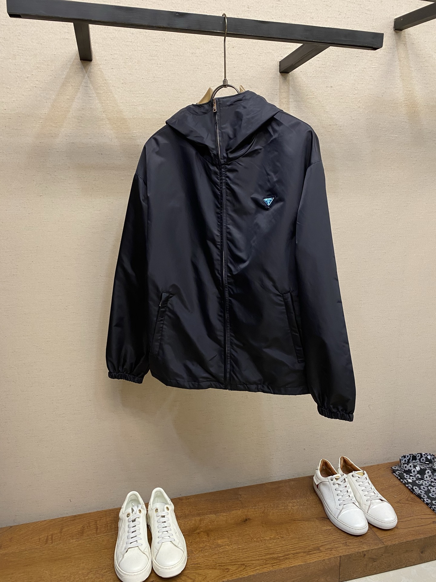 NO:844340,Prada, men's logo embellished jacket, high-quality men's clothing item~  The representative elements of the brand are gathered together, the perfect combination of fashion and leisure, whether it is daily travel or outdoor activities, it is definitely the most classic of its products. The raw materials are 40D high-density nylon, original customized nylon cloth. The nylons on the market are softer. We customized the high-density nylon according to the original version, which feels stiff and has a good texture. You must know that this kind of jacket fabric is not stiff and cannot hold up at all.  The shape is crisp, the lines are smooth, it does not deform, and it is very durable. It has a built-in silky lining and is double-layered to make the upper body more comfortable. Moreover, the original brand foundry triangle plate we use is exactly the same as ZP. It is unmatched in the market. It is made of pure steel and is polished with high density in all directions. The letters inside the triangle plate are smooth and have no bulges. The handmade cloth pad ensures the style of the entire garment~  Sizes S-XL,,prada,jackets & coats,jackets & coats,19860909Prada,男士徽标饰夹克外套 人类高质量男士穿搭单品～ 品牌代表性要素集齐,时尚与休闲的完美结合,无论日常出行还是户外活动,绝对是它家最最经典之作,原料采用40D高密斜,尼龙,原版定制尼龙布,市场货的尼龙都偏柔软,我们照原版定制的高密度尼龙,手感硬挺质感好,要知道这种夹克面料不硬挺,根本撑不起来版型挺括,线条流畅,不变形还非常耐穿,内置丝滑里布,做了双层处理,上身更加舒适,并且我们用的原品牌代工厂三角牌,跟zp一模一样,市场货没得比,纯钢材质,全方位高密度抛光,三角牌内字母字体平面顺滑无凸起感,纯手工布垫,保证整件成衣的格调～ 尺码S-XL,,prada,jackets & coats,jackets & coats,,Men's clothing
