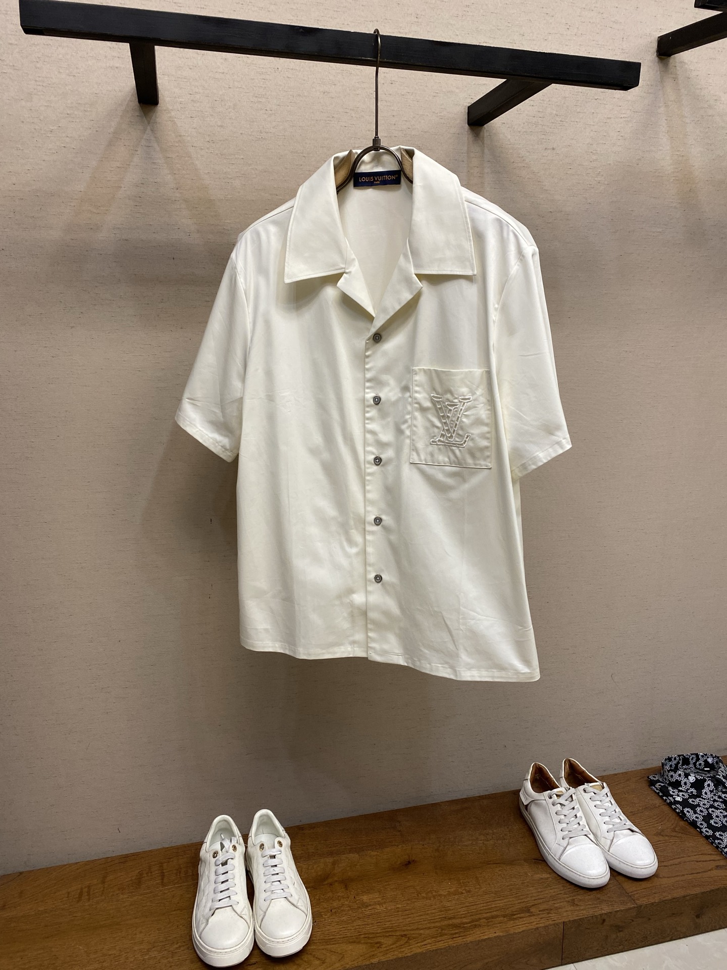 NO:844308,1V, monogram embroidered single-breasted shirt  This short-sleeved shirt from the LV early autumn series is made of high-count blended fabrics. It has a smooth and crisp texture, a delicate and skin-friendly feel, and has good breathability and wrinkle resistance. The Cuban collar is neatly and stylishly cut, modifying the neck line, and equipped with a single row of customized resin buttons. It opens and closes smoothly and has a high-end texture. The left chest pocket is embroidered with the same color LV letters, with neat and delicate lines and a low-key look.  It shows the brand recognition. The overall style is loose and comfortable, the tailoring is exquisite, the shoulder line and the body are coordinated in proportion, the wiring is precise and firm, and the edge hemming is meticulous, taking into account both daily leisure and light business scenes, it can easily create a relaxed and high-end wear texture. It is a classic item that combines brand style and practical wearability. The overall wiring is straight and delicate, the fabric is comfortable and soft, and the color is consistent without color difference.  It can be matched with the same style to create a fashionable look, and can be used in various occasions. Customized accessories, complete with three standards, same style for men and women!  Size S-XL,,louis vuitton,shirts,T-shirt,198609091V, 字母刺绣单排扣衬衫 这款LV早秋系列短袖衬衫采用高支混纺面料打造,质感垂顺挺括,触感细腻亲肤,兼具良好透气性与抗皱性.古巴领剪裁利落有型,修饰颈部线条,搭配单排定制树脂纽扣,开合顺滑且质感高级.左胸口袋处采用同色系LV字母刺绣工艺,走线工整精致,低调彰显品牌辨识度.整体版型宽松舒适,剪裁考究,肩线与衣身比例协调,走线精密牢固,边缘包边处理细致入微,兼顾日常休闲与轻商务场景,轻松打造松弛高级的穿搭质感,是兼具品牌格调与实穿性的经典单品.整体走线平直细腻,面料舒适柔软,颜色一致无色差 能与同款搭配营造时尚造型,驾驭各种场合,定制辅料,三标齐全,男女同款！ 尺码S-XL,,louis vuitton,shirts,T-shirt,,Men's clothing