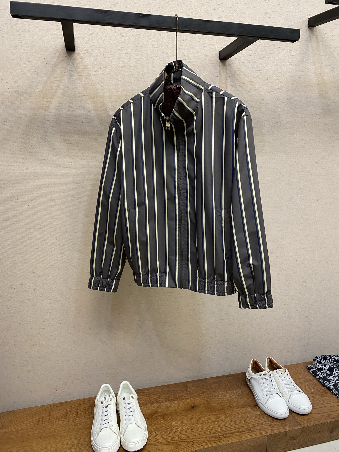 NO:844318,(Top), 1V Stripe Harrington Jacket  The relaxed feel of French retro style is sewn into every neat stripe. The dark brown base overlaps with off-white and navy blue vertical stripes, which weakens the bloated feeling and brings a visual slimming buff. Customized metal zippers are embellished with brand logos and matched with classic stand-up collars.  With an elasticated hem, the silhouette is neat and not sloppy, and it comes with a retro movie male protagonist filter. The breathable anti-wrinkle fabric is selected, taking into account the drape texture and daily wearability, and can be easily adapted to commuting, light business and leisure scenes, and unlocks a multi-faceted style in one piece.  Sizes S-XL,,jackets & coats,19860909（上衣）, 1V条纹哈灵顿夹克 将法式复古的松弛感,缝进每一道利落条纹里.深棕基底叠映米白与藏蓝竖纹,弱化臃肿感的同时自带视觉显瘦buff.定制金属拉链缀以品牌标识,搭配经典立领与松紧收口下摆,廓形利落不拖沓,自带复古电影男主滤镜.精选透气抗皱面料,兼顾垂坠质感与日常实穿性,轻松适配通勤、轻商务与休闲场景,一件解锁多面型格. 尺码S-XL,,jackets & coats,,Men's clothing
