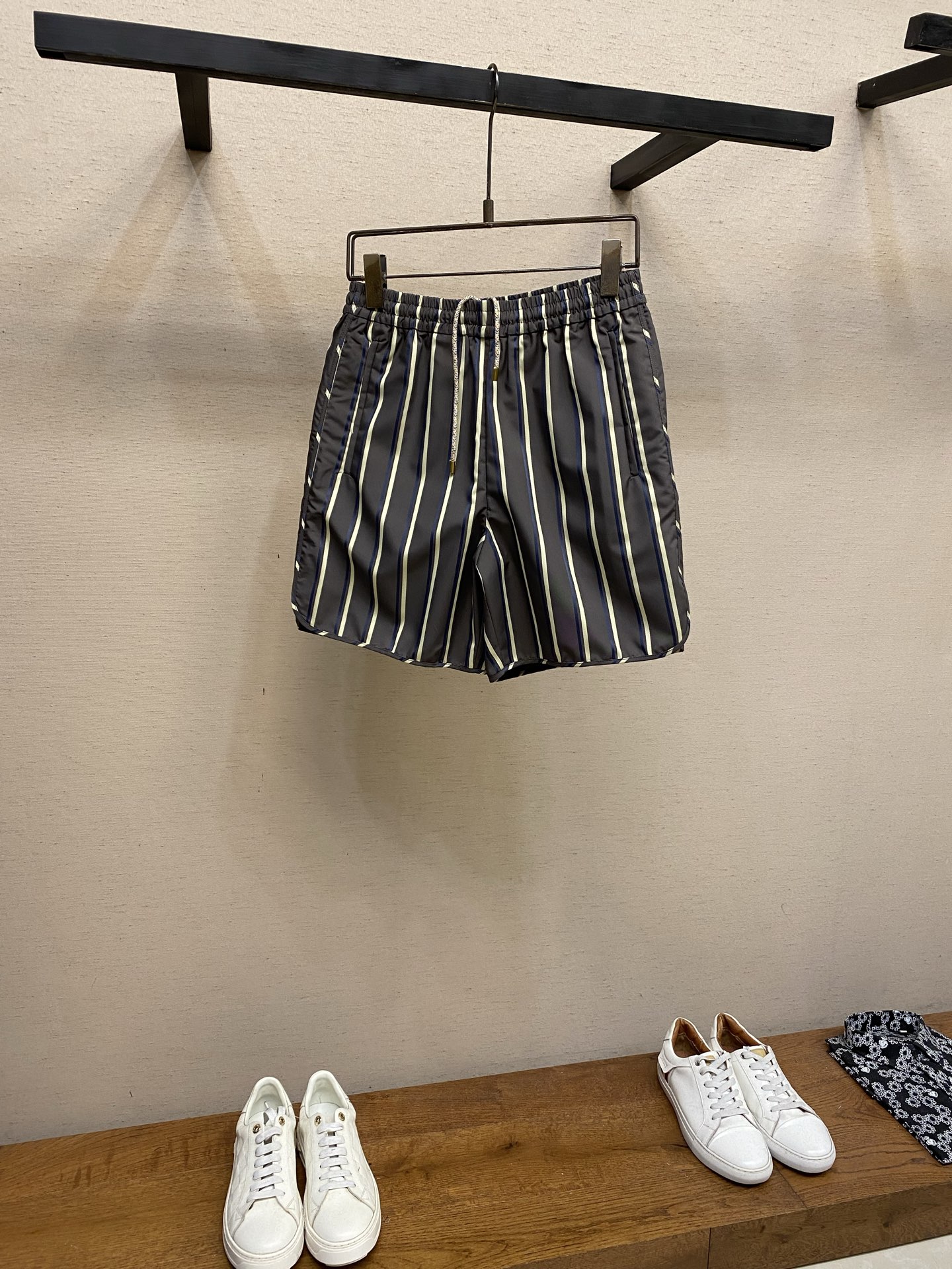 NO:844313,(shorts), 1V retro striped casual shorts  The retro vertical pattern shorts from the same series as the jacket continue the design of dark brown base + off-white navy blue contrasting stripes, and can be matched up and down to create a complete relaxed retro look. The elastic waistband combines comfort and neatness, the body-friendly straight version modifies the leg shape, and the brand logo details are hidden in the back waist to highlight the texture in a low-key manner. The drapey and breathable fabric is suitable for spring and summer, and can be easily used for daily travel, vacation and leisure. A set of tops can give you a relaxed style with a sense of elegance.  Sizes S-XL,,shorts,jackets & coats,19860909（短裤）, 1V复古条纹休闲短裤 同系列与夹克同系列的复古竖纹短裤,延续深棕基底+米白藏蓝撞色条纹设计,上下搭配即可打造完整的松弛复古造型.松紧腰头兼顾舒适与利落,不挑身材的直筒版型修饰腿型,后腰暗藏品牌标识细节,低调彰显质感.垂坠透气的面料适配春夏,日常出行、度假休闲都能轻松驾驭,一套上身就是自带贵气的松弛型格. 尺码S-XL,,shorts,jackets & coats,,Men's clothing