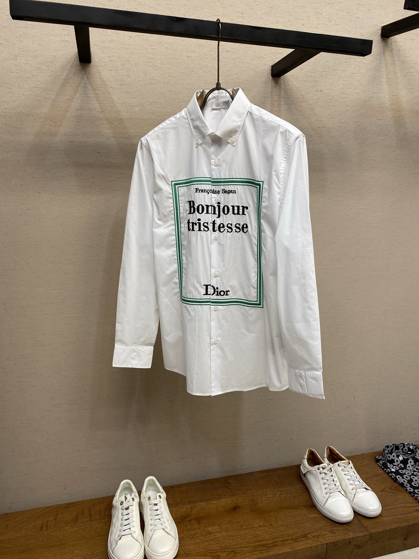 NO:841685,PDior, 632, same style for men and women. When a shirt is no longer just a piece of clothing to cover the body, but becomes a canvas carrying culture and stories, it has a vitality beyond fashion. The Dior 2026 spring and summer series uses a pure white shirt as a carrier to solidify the legend of the French literary world in an instant, presenting you with a dialogue about elegance, literature and emotion. Pay tribute to the legend and wear the classics on your body.  On the chest of the shirt, a carefully embroidered 'book cover' pattern is the soul of the entire work. It pays tribute to the famous work 'Bonjour' (Bonjour) by the talented French female writer Françoise Sagan.  tristesse). With its unique youthful rebellion and delicate emotions, this work has become an iconic symbol of French literature in the 20th century. Dior cleverly integrates this literary heritage into the design, making the wearer feel as if he is carrying a classic novel with him, showing his profound cultural heritage and extraordinary taste. Exquisite craftsmanship is reflected in the details - the pure background color is made of high-quality white cotton poplin fabric, with a fine and crisp texture and a warm luster, which provides a perfect canvas for artistic creation on the chest.  - The finishing touch is the iconic green double-line border, which is outlined with exquisite embroidery technology. It not only replicates the retro charm of the book cover, but also adds a touch of freshness and vitality. The font also uses embroidery technology, with fine stitching and full three-dimensionality, demonstrating Dior's consistent excellent handcraftsmanship. -  The classic lapel long-sleeved shirt with a simple silhouette has neat cuts and smooth lines. It abandons superfluous decorations and allows the visual focus to focus entirely on the literary pattern on the chest, achieving a perfect balance between artistry and practicality. Style interpretation, define multi-faceted self. This shirt is an excellent item to shape your personal style. - Elegance is paired with dark jeans and casual leather shoes on a daily basis to easily create an effortless French fashion sense, suitable for weekend art exhibitions or afternoon cafe breaks. -  Tuck it into business style trousers and wear it with a well-tailored suit jacket to inject a touch of literary flavor into formal business occasions and highlight your unique aesthetic taste. - On the highlight night of the dinner, pair it with black slim-fitting trousers and shiny loafers. It will become the focus of the audience, revealing your unique cultural taste in a low-key manner.  This is not only a shirt, but also a gift for literature lovers, a statement about French elegance and modern fashion. Wear it and walk with the sadness and romance written by Sagan!  Size S-2xl s shoulder width 46 bust 102 length 76 sleeve length 63 m shoulder width 47 bust 106 length 77.5 sleeve length 64 l shoulder width 48 bust 110 length 79 sleeve length 65 xl shoulder width 49 bust 114 length 80.5 sleeve length 66 xxl shoulder width 50 bust 118 length  82 sleeve length 67,,dior,loafers,jeans,jackets & coats,shirts,business suit,19860909PDior,632 男女同款 当一件衬衫不再仅仅是蔽体的衣物,而成为承载文化与故事的画布,它便拥有了超越时尚的生命力.Dior 2026春夏系列,以一件纯白衬衫为载体,将法国文坛的传奇瞬间凝固于方寸之间,为您呈现一场关于优雅、文学与情感的对话. 致敬传奇,将经典穿在身上 衬衫胸前,一幅精心刺绣的“书籍封面”图案,是整件作品的灵魂所在.它致敬的是法国天才女作家弗朗索瓦丝·萨冈（Franoise Sagan）的成名作——《你好,忧愁》（Bonjour tristesse）.这部作品以其独特的青春叛逆与细腻情感,成为二十世纪法国文学的标志性符号.Dior将这份文学遗产巧妙地融入设计,让穿着者仿佛将一部经典小说随身携带,举手投足间流露出深厚的文化底蕴与不凡品味. 精湛工艺,于细节处见真章 - 纯净底色选用高品质的白色棉府绸面料,质地细腻挺括,光泽温润,为胸前的艺术创作提供了完美的画布. - 点睛之笔标志性的绿色双线边框,以精致的刺绣工艺勾勒,不仅复刻了书籍封面的复古韵味,更增添了一抹清新与活力.字体同样采用刺绣工艺,针脚细密,立体感十足,彰显了Dior一贯的卓越手工技艺. - 简约廓形经典的翻领长袖衬衫版型,剪裁利落,线条流畅.它摒弃了多余的装饰,让视觉焦点完全集中于胸前的文学图案,实现了艺术性与实穿性的完美平衡. 风格演绎,定义多面自我 这件衬衫是塑造个人风格的绝佳单品. - 日常雅致搭配深色牛仔裤与休闲皮鞋,即可轻松营造出毫不费力的法式时髦感,适合周末的艺术展览或午后咖啡馆小憩. - 商务格调将其束入西装裤中,外搭一件剪裁精良的西装外套,便能为正式的商务场合注入一丝文艺气息,彰显您独特的审美情趣. - 晚宴亮点夜晚,搭配黑色修身长裤与锃亮的乐福鞋,它将成为全场瞩目的焦点,低调中透露出您与众不同的文化品位. 这不仅是一件衬衫,更是一份献给文学爱好者的礼物,一个关于法式优雅与现代风尚的宣言.穿上它,与萨冈笔下的忧愁与浪漫同行！ 尺码S-2xl s 肩宽 46胸围 102衣长 76袖长63 m 肩宽 47胸围 106衣长 77.5袖长64 l肩宽 48胸围 110衣长 79袖长65 xl 肩宽 49胸围 114衣长 80.5袖长66 xxl肩宽 50胸围 118衣长 82袖长67,,dior,loafers,jeans,jackets & coats,shirts,business suit,,Men's clothing