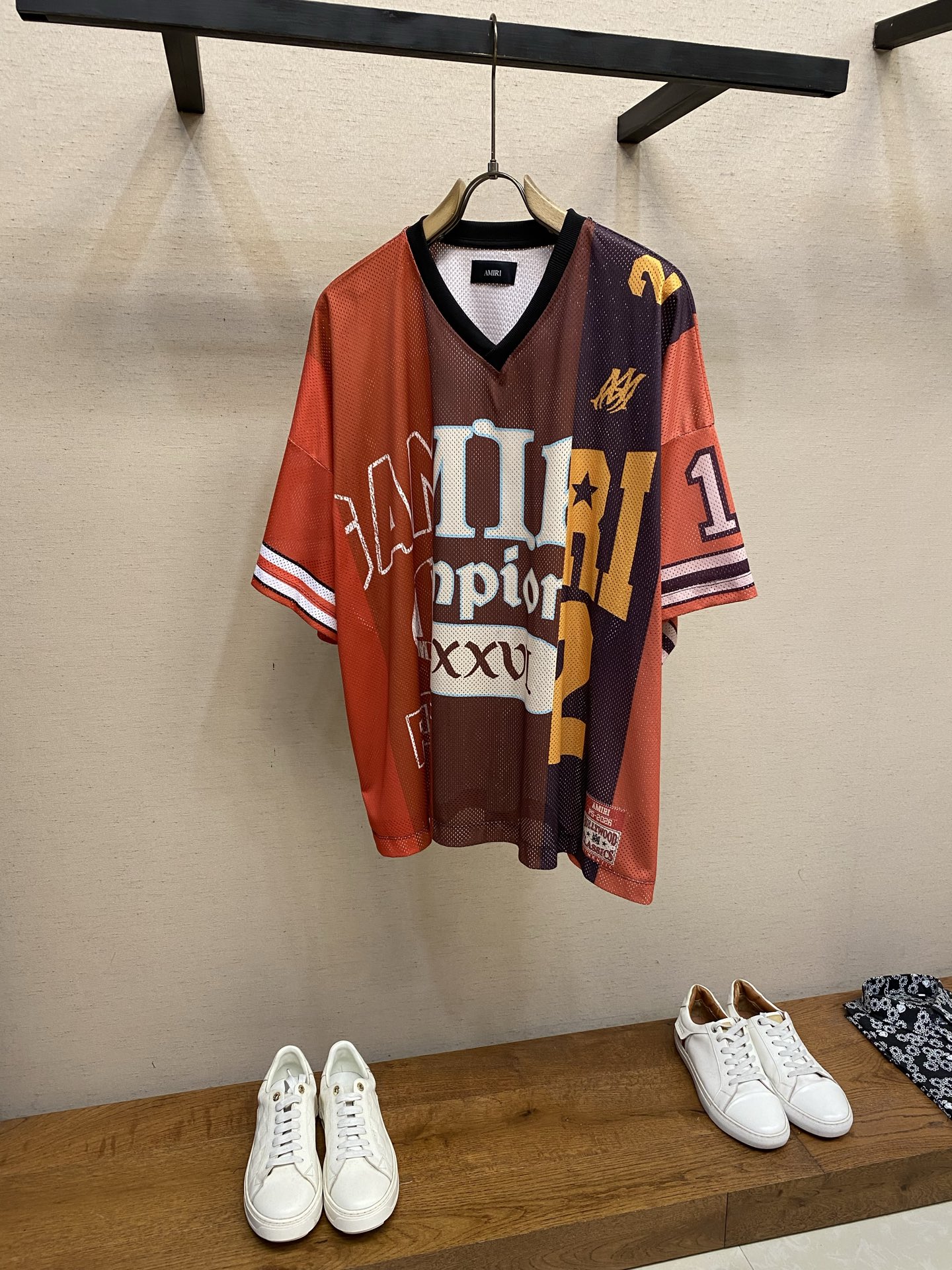 NO:844335,AMIRI, V-neck ice hockey jersey 26SS. The fabric is made of polyester fiber perforated fabric. It is custom-woven and dyed according to YB. The development cycle of buying from YB is more than a month. Very extraordinary design style. There are as many as 14 colors on the clothes. The color adjustment only takes about a week. The accessories are customized to YB1:1. The version is super OS and the upper body is comfortable and cool. Same style for men and women. Sizes S-XL, amiri,19860909AMIRI,V领冰球服26SS 面料采用聚酯纤维洞洞布 订织定染YB一致 从YB买入开发周期长达一个多月之久 非常超凡的设计风格 衣服上的颜色就多达14种 调色就调了一个星期左右 辅料YB1:1订做还原 版型超级OS 上身舒适冰凉感十足 男女同款 尺码S-XL,,amiri,,Men's clothing