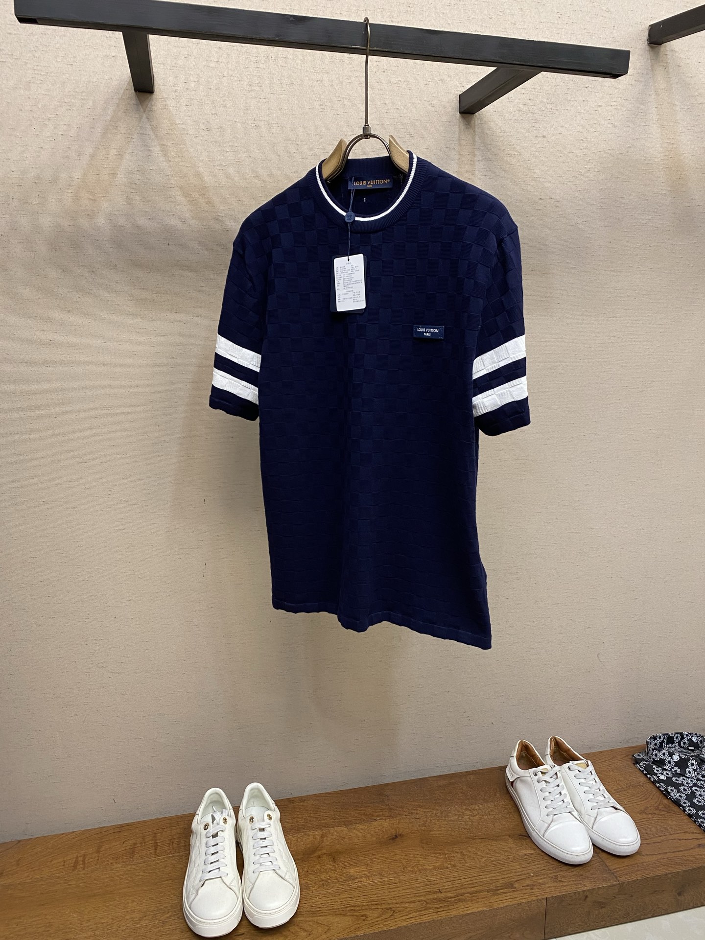 NO:846825,1V, Louis 26ss summer new checkerboard jacquard leather brand LOGO sweater short-sleeved size S-XL,,louis vuitton,T-shirt,198609091V,路易 26ss夏季新款棋盘格提花皮牌LOGO针织衫短袖 尺码S-XL,,louis vuitton,T-shirt,,Men's clothing