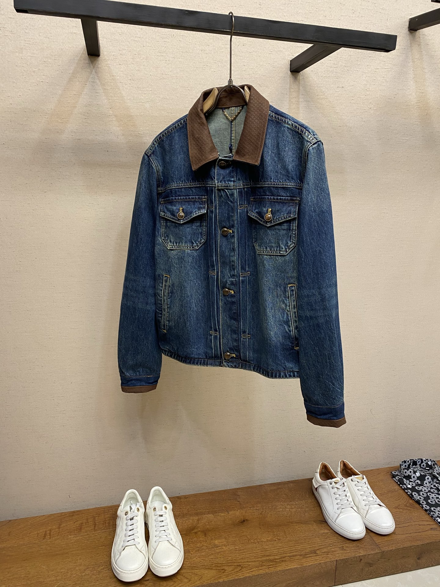 NO:846845,1V, Louis 26SS wood grain buckle LOGO embossed leather back pocket denim jacket, sizes S-XL,,louis vuitton,jackets & coats,198609091V,路易 26SS木纹扣LOGO压花皮革后口袋牛仔外套 尺码S-XL,,louis vuitton,jackets & coats,,Men's clothing