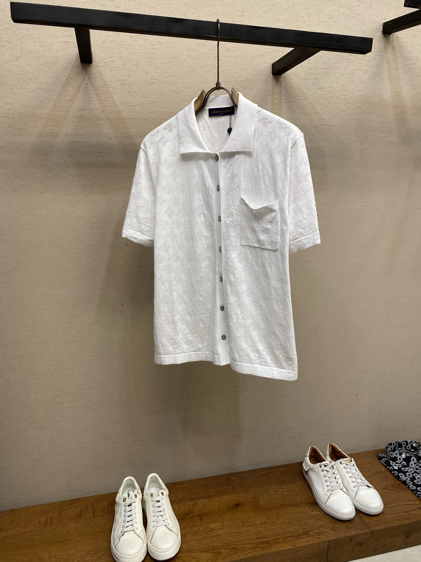 NO:846848,1V Louis 26ss new letter perforated hollow jacquard knitted short-sleeved cardigan, sizes S-XL,,louis vuitton,T-shirt,198609091V路易 26ss新款字母穿孔镂空提花针织短袖开衫 尺码S-XL,,louis vuitton,T-shirt,,Men's clothing
