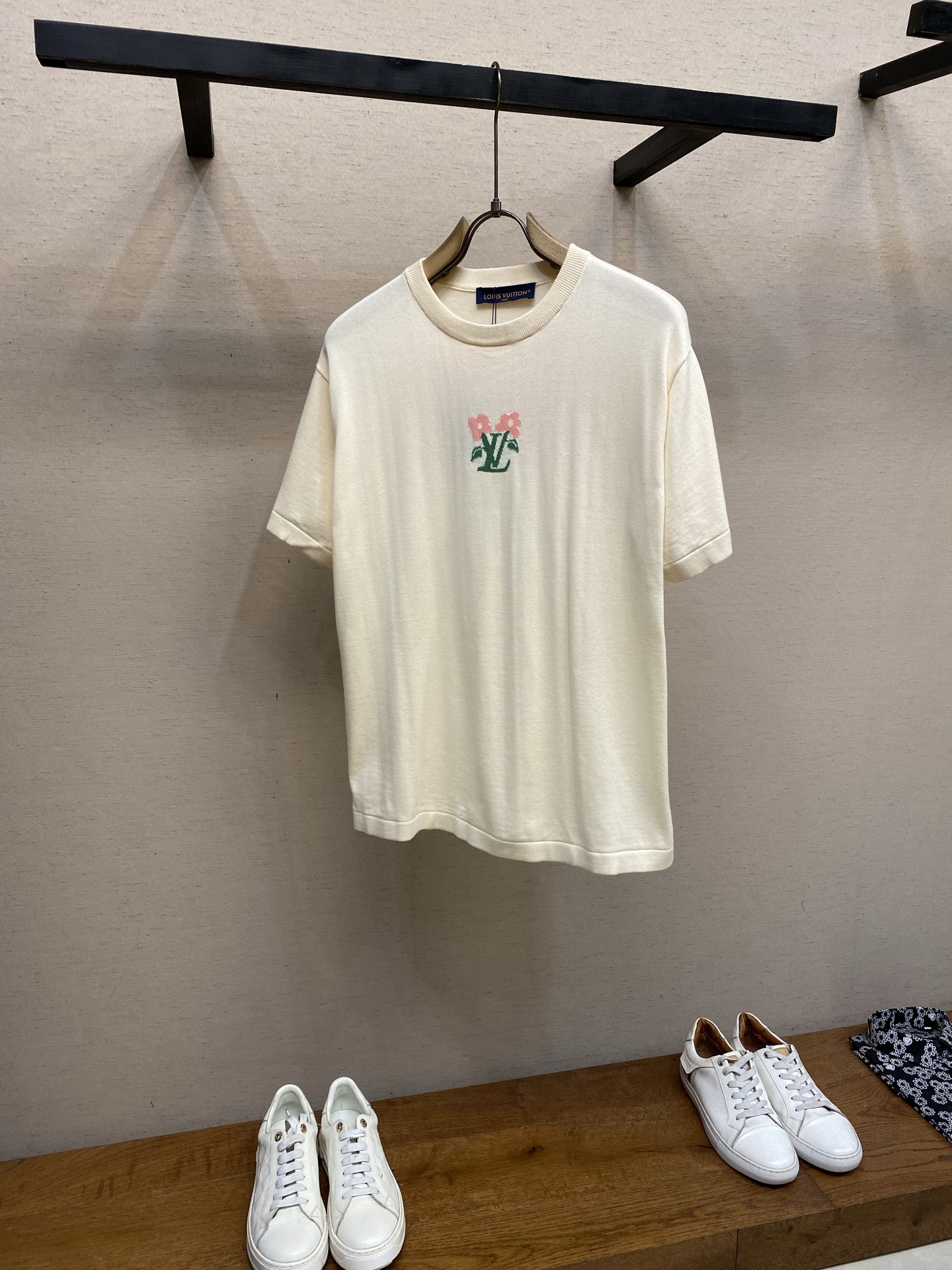 NO:846822,1V, Louis 26SS letter floral small flower jacquard sweater short-sleeved size S-XL,,louis vuitton,T-shirt,198609091V,路易 26SS字母花卉小花朵提花针织衫短袖 尺码S-XL,,louis vuitton,T-shirt,,Men's clothing