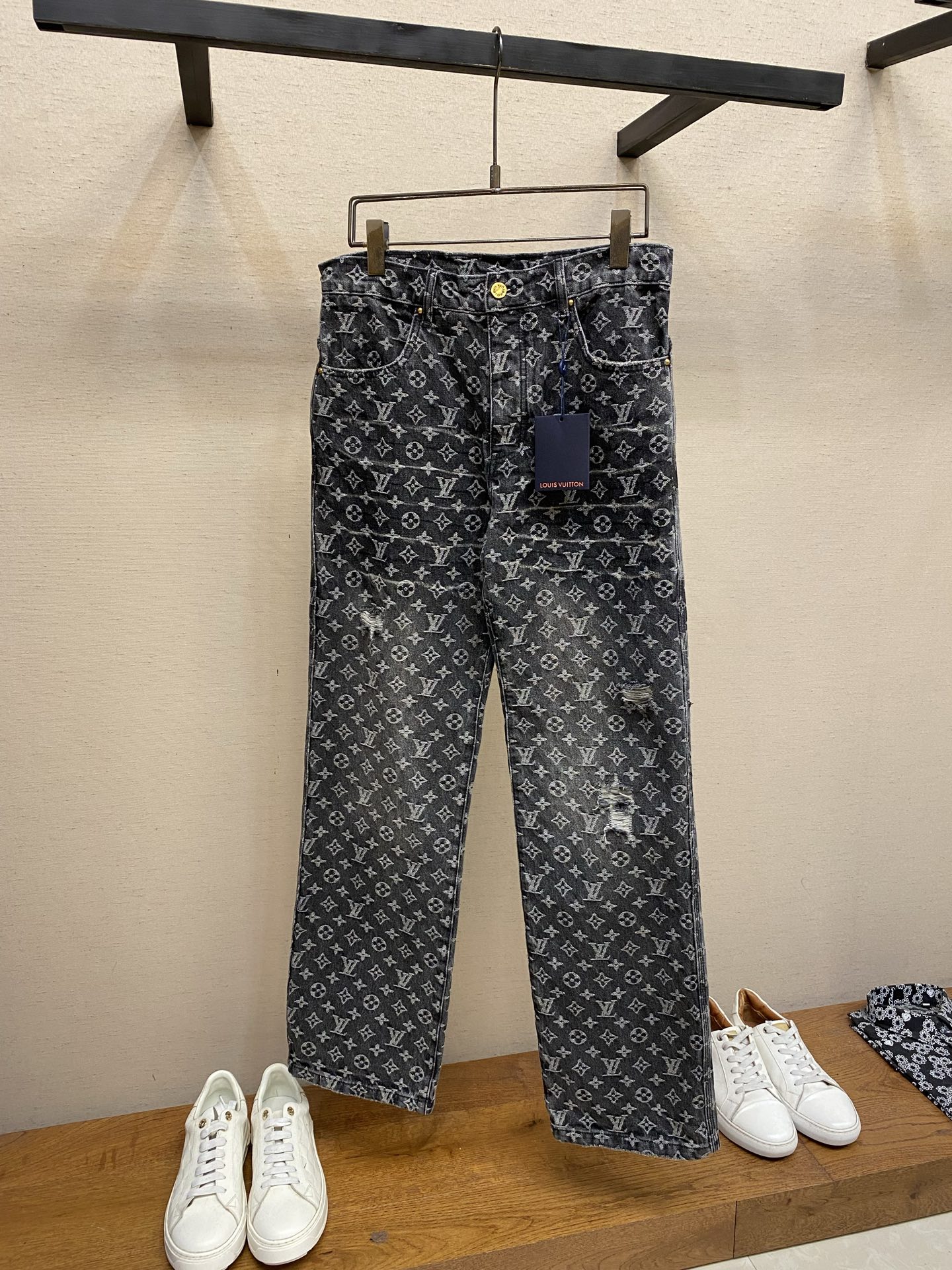 NO:846831,1V, Louis Vuitton LV & Presbyopia’s popular goddess series washed full-print jeans, same style for men and women. Lujia has never let down fashionistas. From the quality selection of fabrics, the tailoring of details, and the matching of patterns, they are impeccable!  The upper body is so handsome when worn...it can be easily worn by men, women and children!  The craftsmanship uses heavy-duty washed pure cotton denim fabric. After washing, it is soft and thick. It is very stylish when worn on the body. Authentic 1;1 version. Separate hardware accessories are molded and customized to restore the highest quality. It can be used as a couple's outfit. Wear it and become a fashionista in seconds. Sizes 30, 32, 34, 36,, louis vuitton, louis vuitton, louis vuitton, louis vuitton, jeans,198609091V,路易威登 LV&老花大爆款女神系列水洗满印牛仔裤 男女同款 驴家从来就不曾让潮人失望过 从布料的质量选择,细节的剪裁,花型的搭配都无可挑剔！上身穿着可谓是帅到炸…男女老少都可以轻松驾驭！ 工艺上采用重工水洗纯棉牛仔面料 水洗之后 柔软厚实 穿在身上十分有型 正品1；1版型 单独的五金辅料开模定制 还原最高品质 可以作为情侣装 穿在身上 秒变时尚达人 尺码30,32,34,36,,louis vuitton,louis vuitton,louis vuitton,louis vuitton,jeans,,Men's clothing