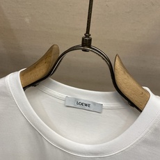 🌟🌟Loewe,新款短袖yyds😍 日常出门闭眼搭 定制纯棉弹力棉面料短袖T恤 魅力在于创造了简约奢华感的时尚,随意搭 🌟🌟Loewe,新款短袖yyds😍 日常出门闭眼搭 定制纯棉弹力棉面料短袖T恤 魅力在于创造了简约奢华感的时尚,随意搭