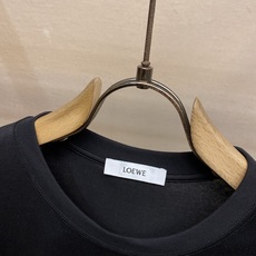 🌟🌟Loewe,新款短袖yyds😍 日常出门闭眼搭 定制纯棉弹力棉面料短袖T恤 魅力在于创造了简约奢华感的时尚,随意搭 🌟🌟Loewe,新款短袖yyds😍 日常出门闭眼搭 定制纯棉弹力棉面料短袖T恤 魅力在于创造了简约奢华感的时尚,随意搭