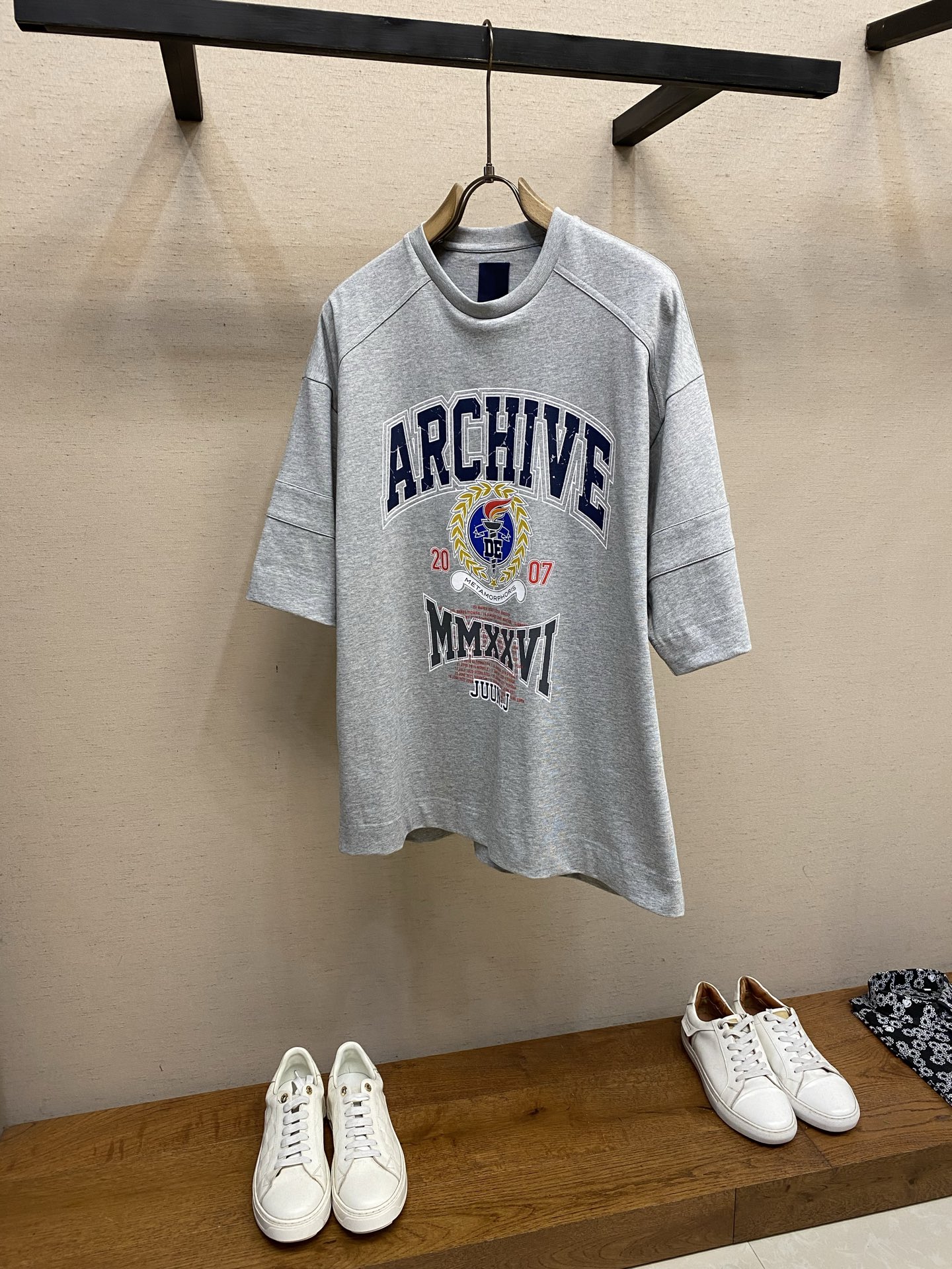 NO:848422,JUUN.J’s new oversized ultra-wide version pure cotton round neck short sleeves Classic raglan splicing design shows the brand’s tone Introduction English letter printing Same style for men and women Sizes S-XL S length 74 Bust 124 Shoulder width 59 M length 76 Bust 128 Shoulder width 60 L length 78 Bust 132 Shoulder width 61 XL length 80 Bust 136  Shoulder width 62,,versace,T-shirt,19860909JUUN.J新款oversized超阔版型纯棉圆领短袖 经典插肩拼接设计尽显品牌调性 简介英文字母印花 男女同款 尺码S-XL S衣长74 胸围124 肩宽 59 M衣长76 胸围128 肩宽 60 L衣长78 胸围132 肩宽 61 XL衣长80 胸围136 肩宽62,,versace,T-shirt,,Men's clothing
