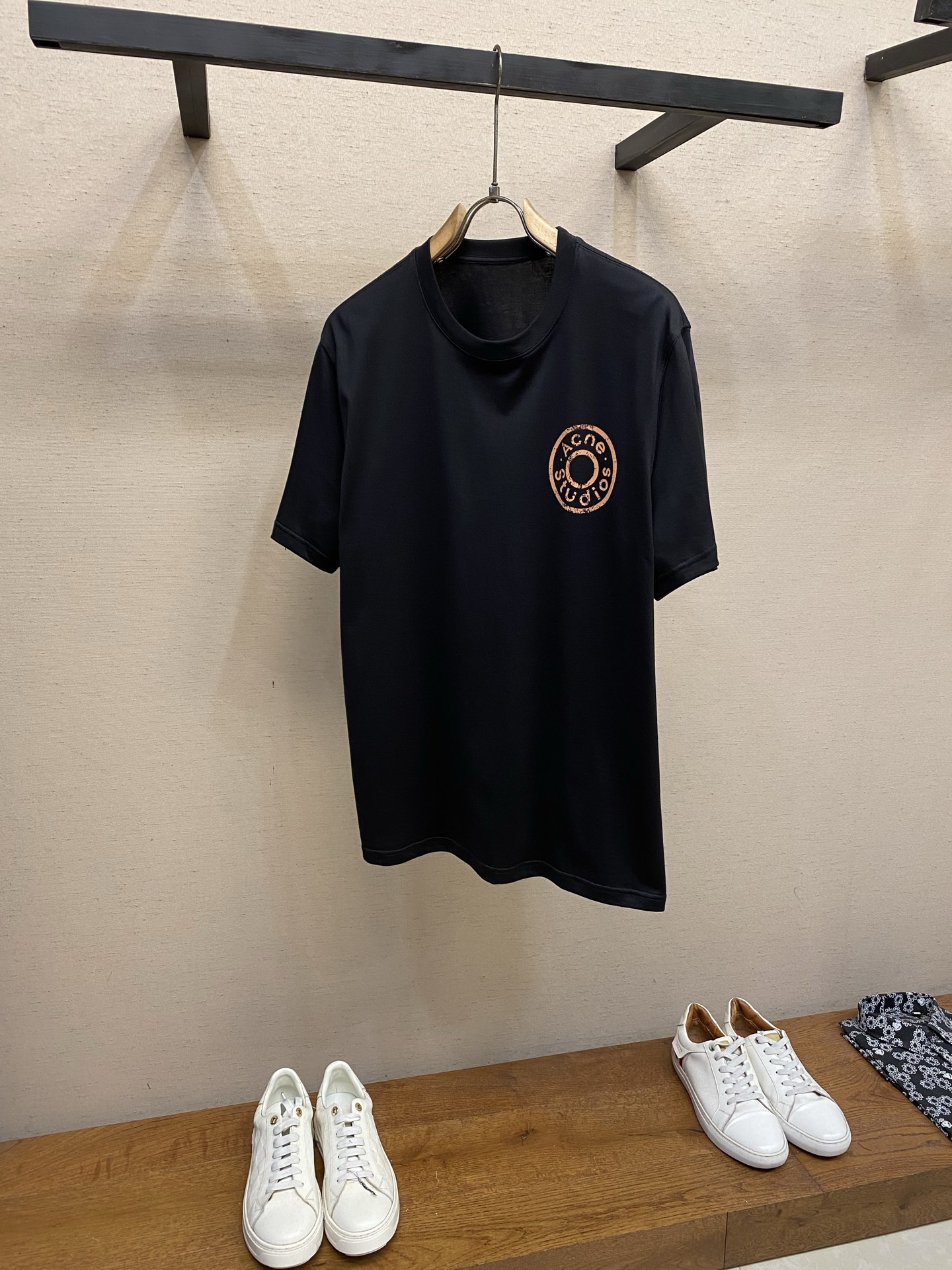 NO:848425,Acne studios' new short-sleeved yyds is a daily wear with closed eyes when going out. Customized pure cotton stretch cotton fabric short-sleeved T-shirt. The charm lies in creating a simple and luxurious fashion. You can match it casually to feel the unique British style. The loose version shows a casual and casual style, whether it is paired with jeans, casual pants or skirts, it can show a unique personality. Size S-2xl,,acne studios,dior,skirts,jeans,T-shirt,tees,t-shirt,19860909,Acne studios新款短袖yyds 日常出门闭眼搭 定制纯棉弹力棉面料短袖T恤 魅力在于创造了简约奢华感的时尚,随意搭配感受英式风格独特气质. 宽松的版型展现出休闲随意的风格,无论是搭配牛仔裤、休闲裤、还是裙子,都能展现出独特的个性 尺码S-2xl,,acne studios,dior,skirts,jeans,T-shirt,tees，t-shirt,,Men's clothing