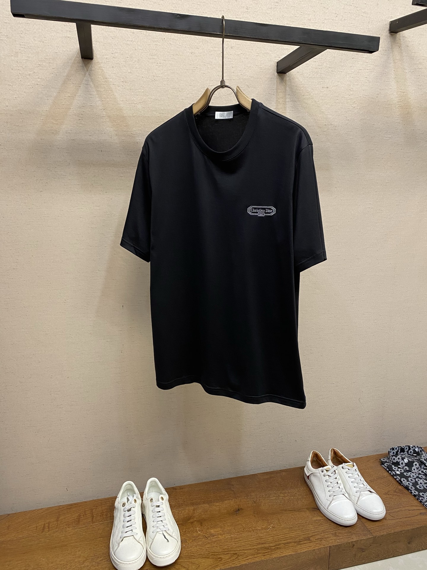 NO:848409,Dior, new short-sleeved yyds, a daily wear with closed eyes when going out. Customized pure cotton elastic cotton fabric short-sleeved T-shirt. The charm lies in creating a simple and luxurious fashion. You can match it casually to feel the unique British style. The loose version shows a casual and casual style, whether it is paired with jeans, casual pants, or skirts, it can show a unique personality. Size S-2xl, dior, skirts, jeans, T-shirt, tees, t-shirt,19860909Dior,新款短袖yyds 日常出门闭眼搭 定制纯棉弹力棉面料短袖T恤 魅力在于创造了简约奢华感的时尚,随意搭配感受英式风格独特气质. 宽松的版型展现出休闲随意的风格,无论是搭配牛仔裤、休闲裤、还是裙子,都能展现出独特的个性 尺码S-2xl,,dior,skirts,jeans,T-shirt,tees，t-shirt,,Men's clothing