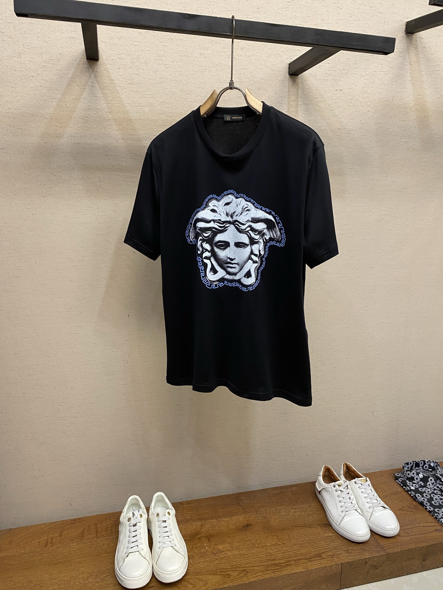 NO:848434,Versace, new short-sleeved yyds, suitable for daily outings with closed eyes. Customized pure cotton stretch cotton fabric short-sleeved T-shirt. The charm lies in creating a simple and luxurious fashion. You can match it casually to feel the unique British style. The loose version shows a casual style, whether it is paired with jeans, casual pants, or skirts, it can show a unique personality. Size S-2xl,,versace,skirts,jeans,T-shirt,tees,t-shirt,19860909Versace,新款短袖yyds 日常出门闭眼搭 定制纯棉弹力棉面料短袖T恤 魅力在于创造了简约奢华感的时尚,随意搭配感受英式风格独特气质. 宽松的版型展现出休闲随意的风格,无论是搭配牛仔裤、休闲裤、还是裙子,都能展现出独特的个性 尺码S-2xl,,versace,skirts,jeans,T-shirt,tees，t-shirt,,Men's clothing