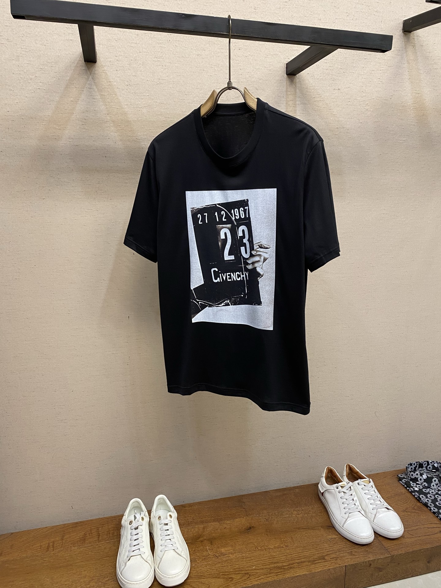 NO:848432,Givenchy, the new short-sleeved yyds is a daily wear when going out with your eyes closed. Customized pure cotton stretch cotton fabric short-sleeved T-shirt. The charm lies in creating a simple and luxurious fashion. You can match it casually to feel the unique British style. The loose version shows a casual and casual style, whether it is paired with jeans, casual pants, or skirts, it can show a unique personality. Size S-2xl,,givenchy,skirts,jeans,T-shirt,tees,t-shirt,19860909Givenchy,新款短袖yyds 日常出门闭眼搭 定制纯棉弹力棉面料短袖T恤 魅力在于创造了简约奢华感的时尚,随意搭配感受英式风格独特气质. 宽松的版型展现出休闲随意的风格,无论是搭配牛仔裤、休闲裤、还是裙子,都能展现出独特的个性 尺码S-2xl,,givenchy,skirts,jeans,T-shirt,tees，t-shirt,,Men's clothing