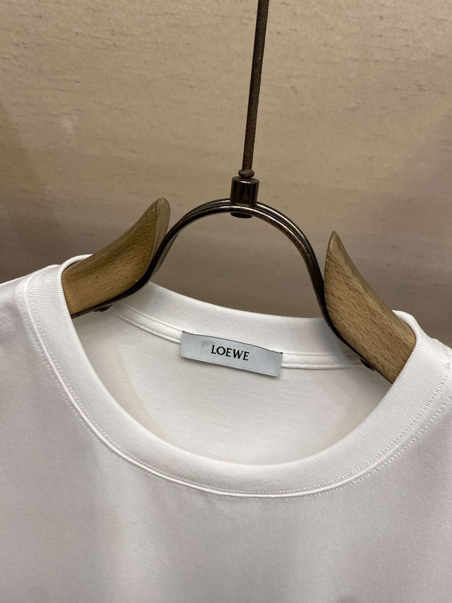 🌟🌟Loewe，新款短袖yyds😍 日常出门闭眼搭 定制纯棉弹力棉面料短袖T恤  魅力在于创造了简约奢华感的时尚,随意搭
