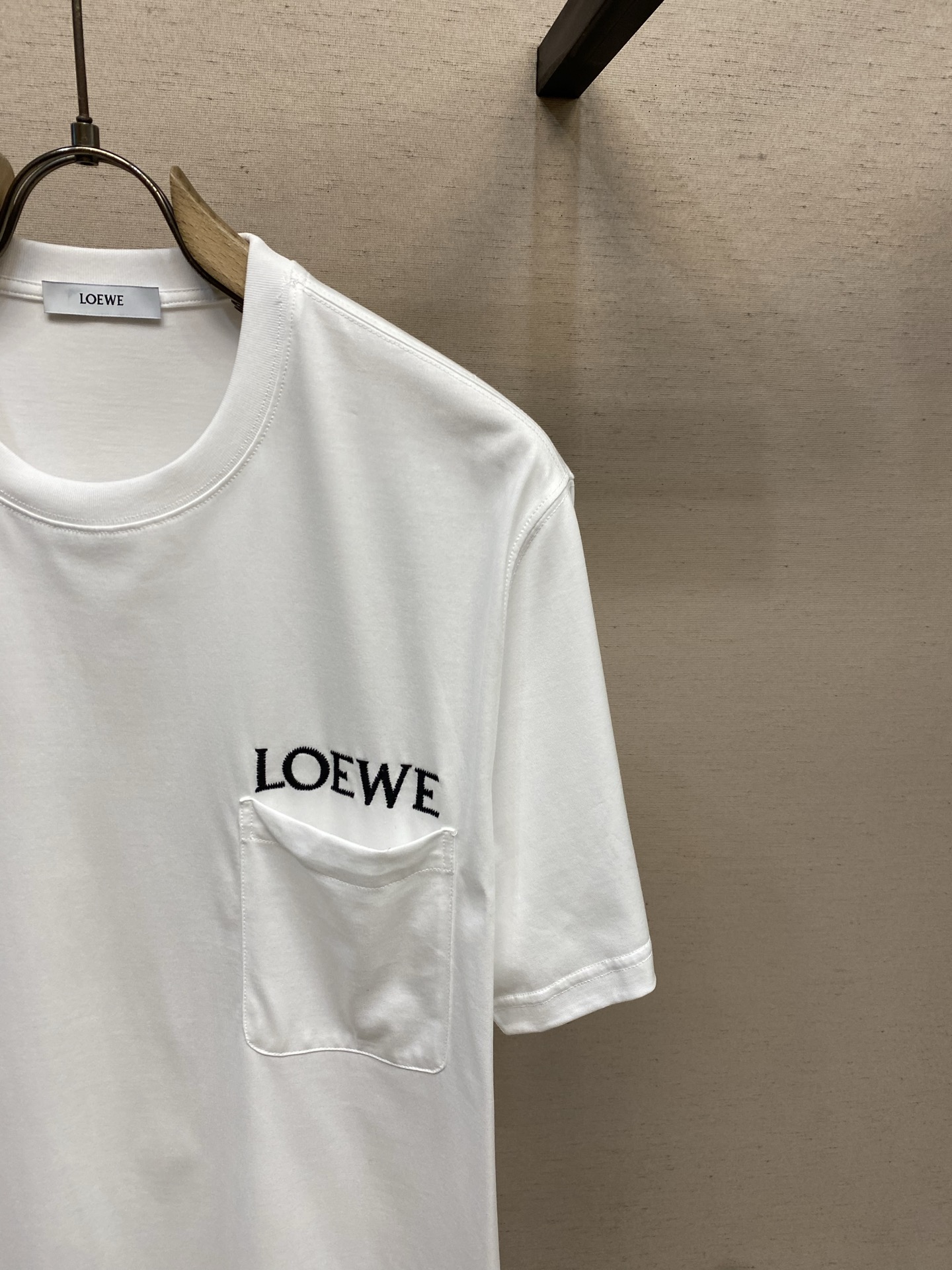 🌟🌟Loewe，新款短袖yyds😍 日常出门闭眼搭 定制纯棉弹力棉面料短袖T恤  魅力在于创造了简约奢华感的时尚,随意搭